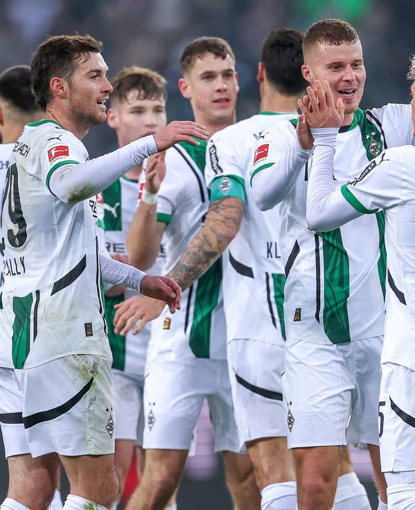 Die Spieler von Borussia Mönchengladbach jubeln im Bundesliga-Spiel gegen Holstein Kiel gemeinsam über ein Tor.