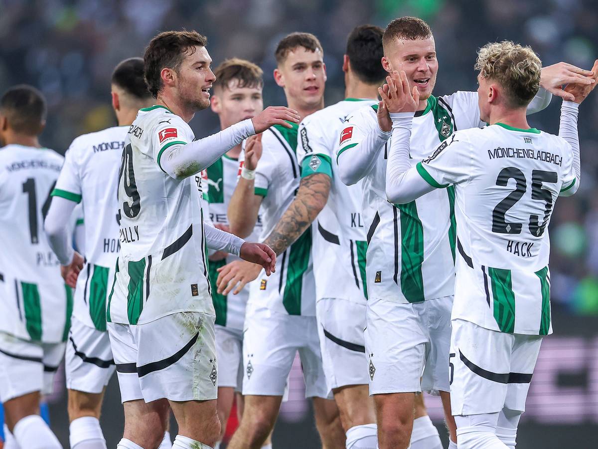 Die Spieler von Borussia Mönchengladbach jubeln im Bundesliga-Spiel gegen Holstein Kiel gemeinsam über ein Tor.