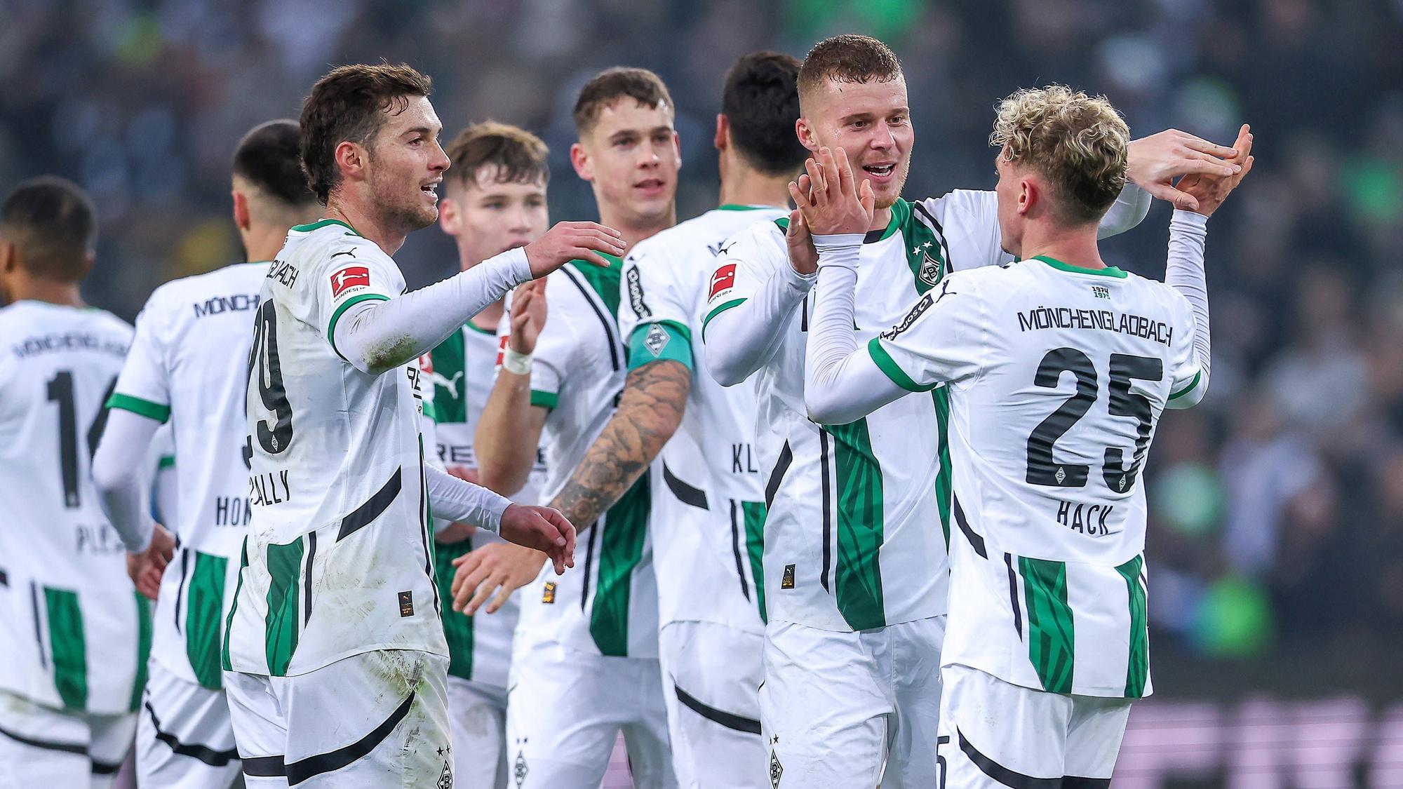 Die Spieler von Borussia Mönchengladbach jubeln im Bundesliga-Spiel gegen Holstein Kiel gemeinsam über ein Tor.