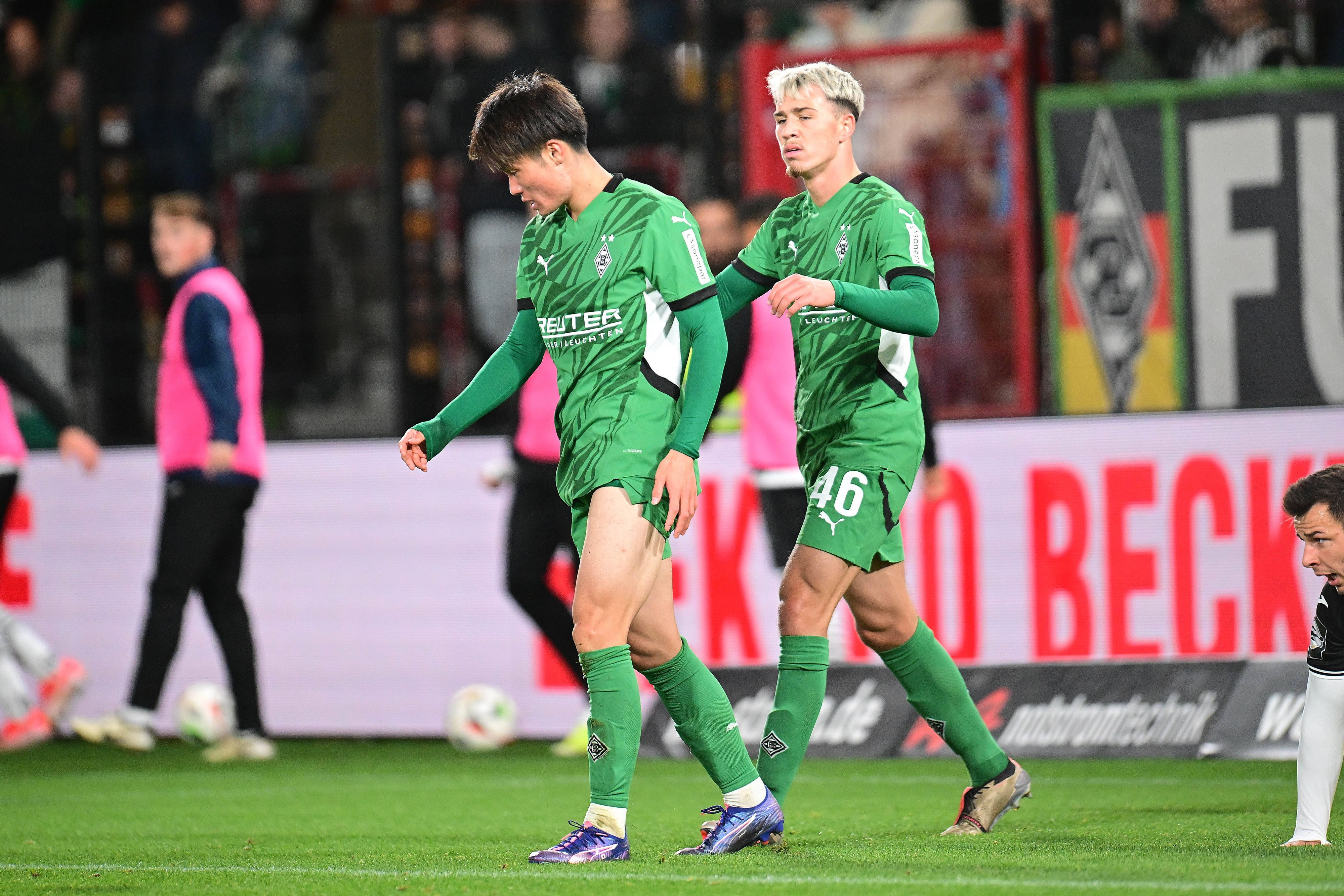 Shio Fukuda und Noah Pesch im Borussia-Trikot.