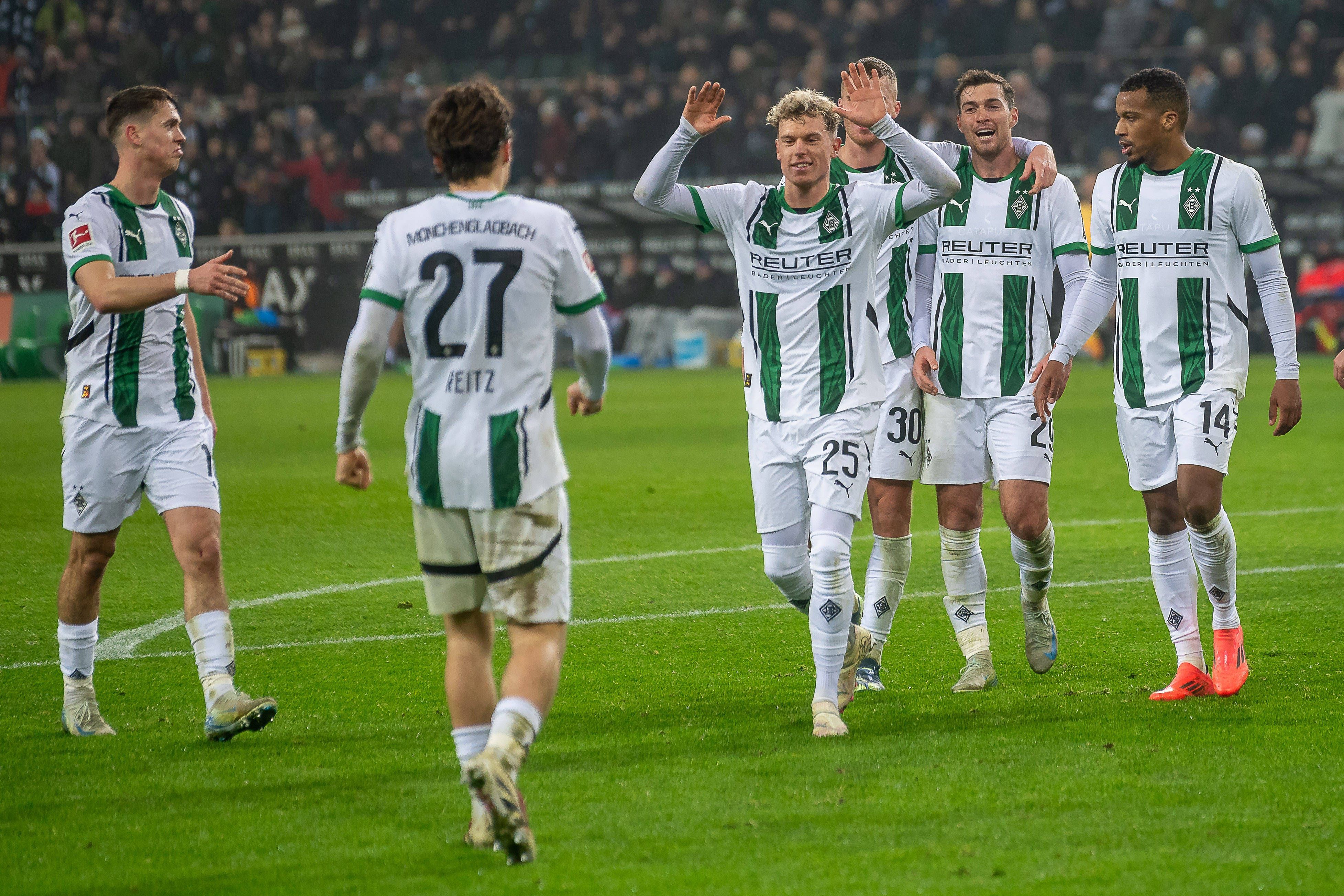 Profis von Borussia Mönchengladbach bejubeln einen Treffer.