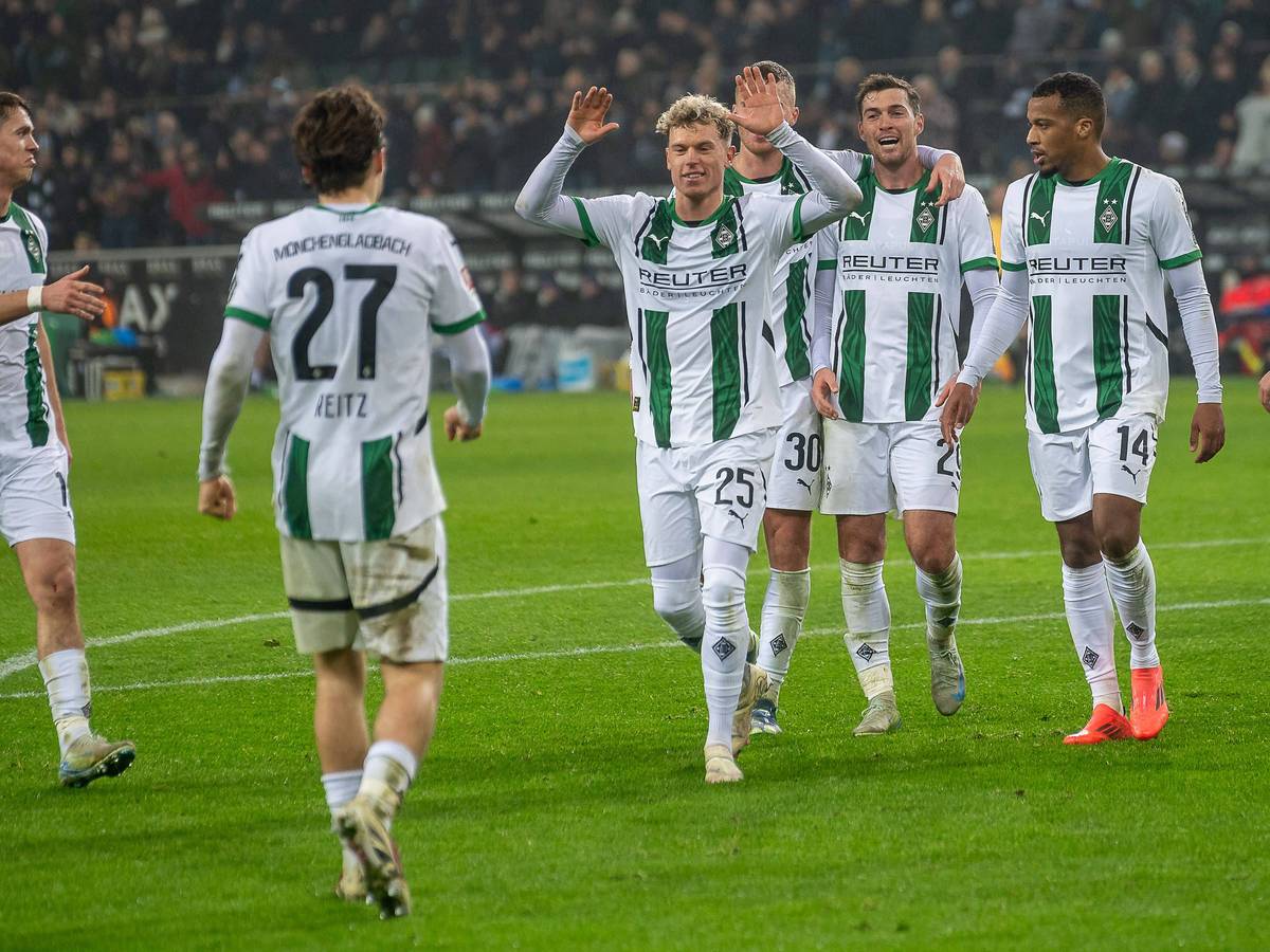 Profis von Borussia Mönchengladbach bejubeln einen Treffer.