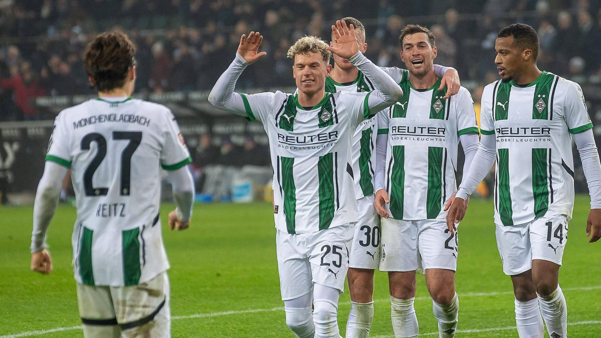 Profis von Borussia Mönchengladbach bejubeln einen Treffer.