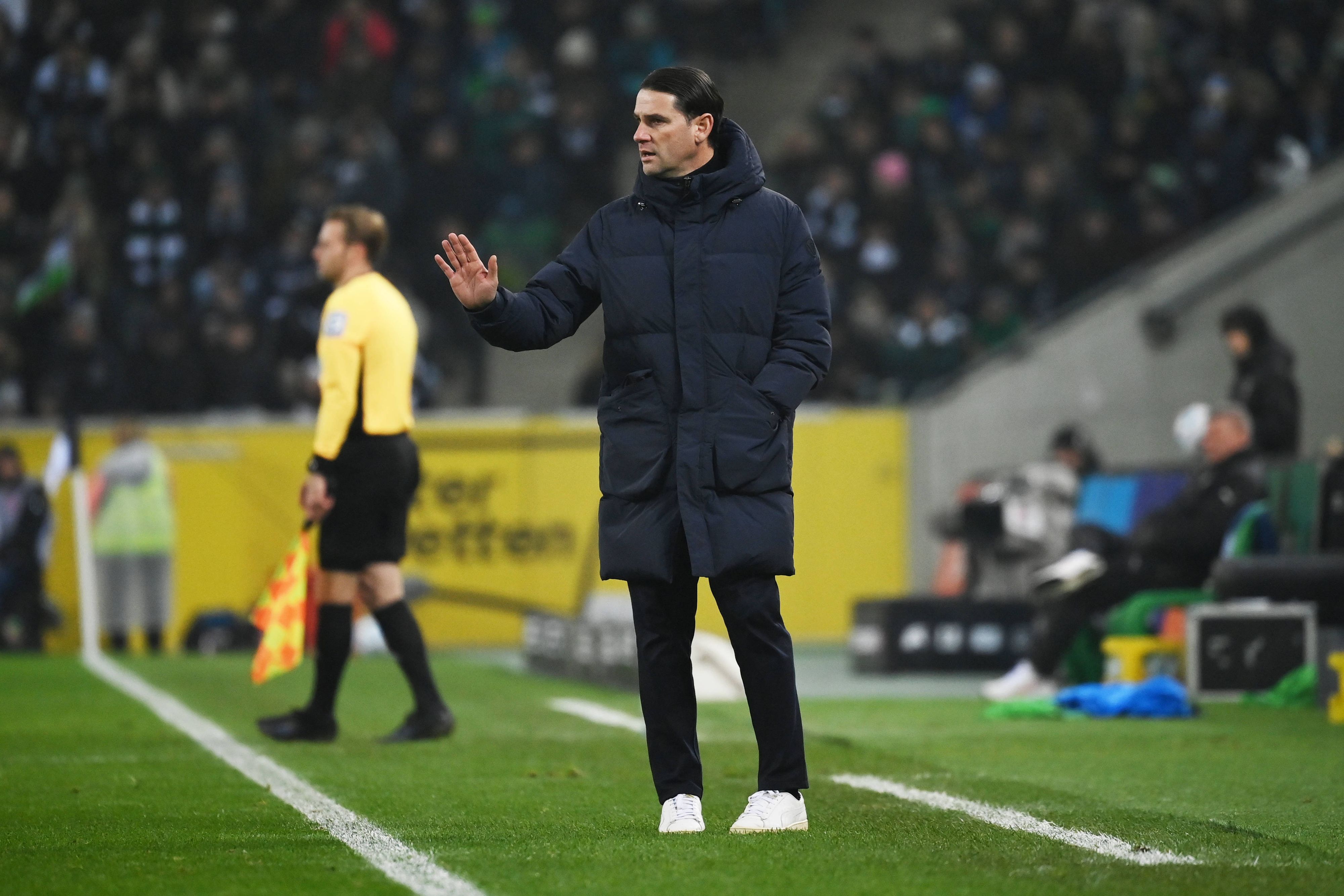 Gerardo Seoane zeigt während eines Spiels etwas an.