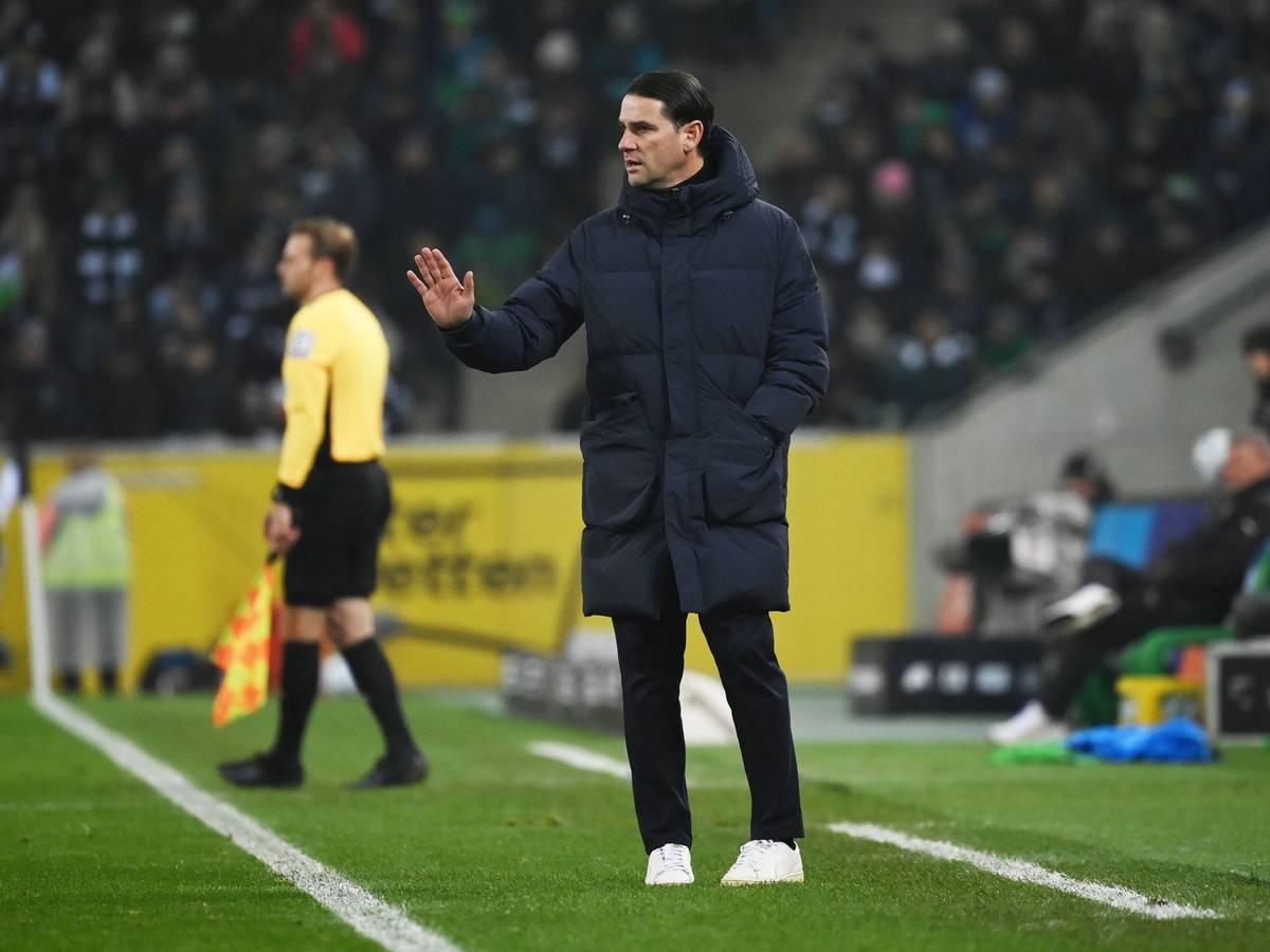 Gerardo Seoane zeigt während eines Spiels etwas an.