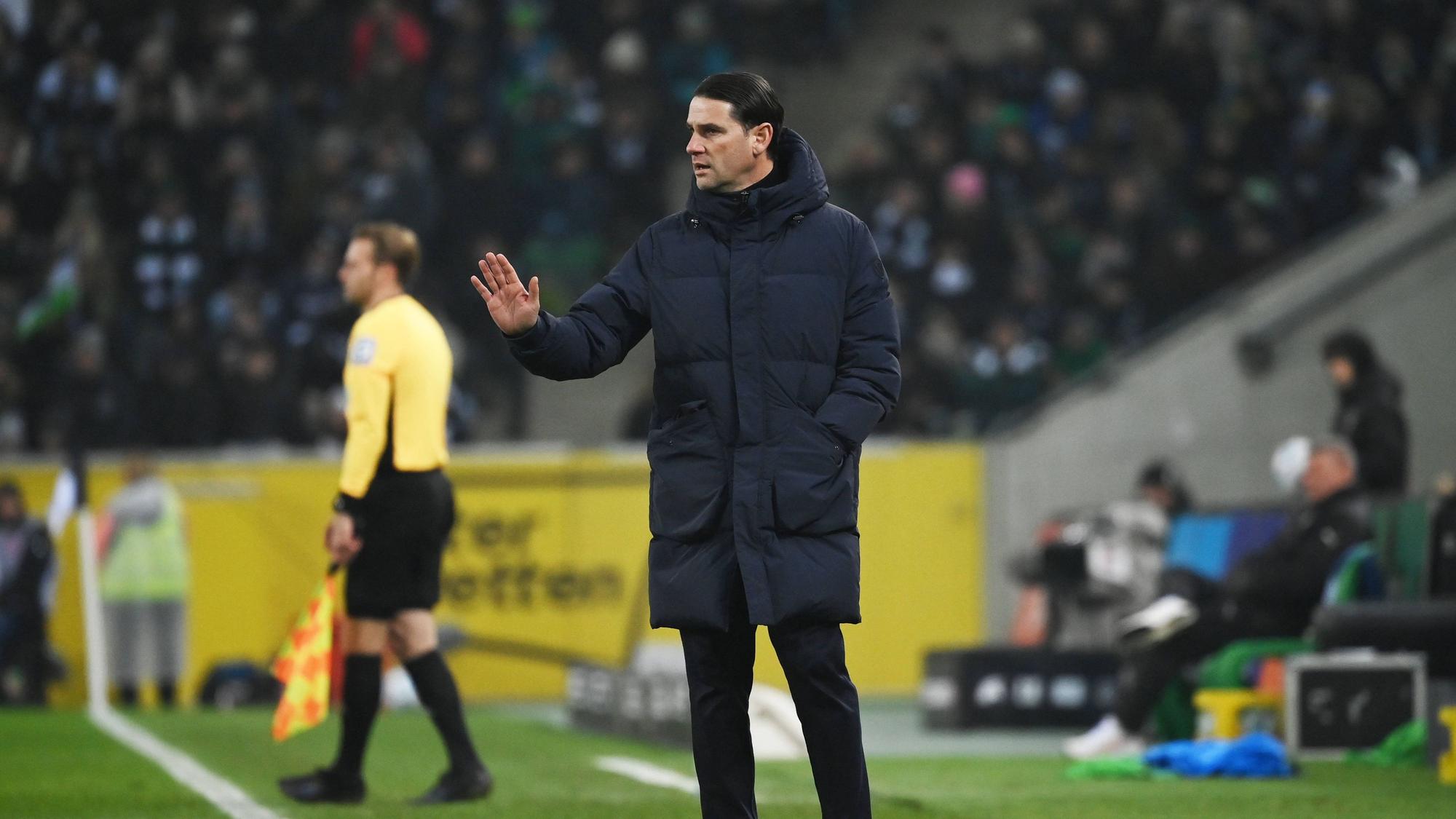 Gerardo Seoane zeigt während eines Spiels etwas an.