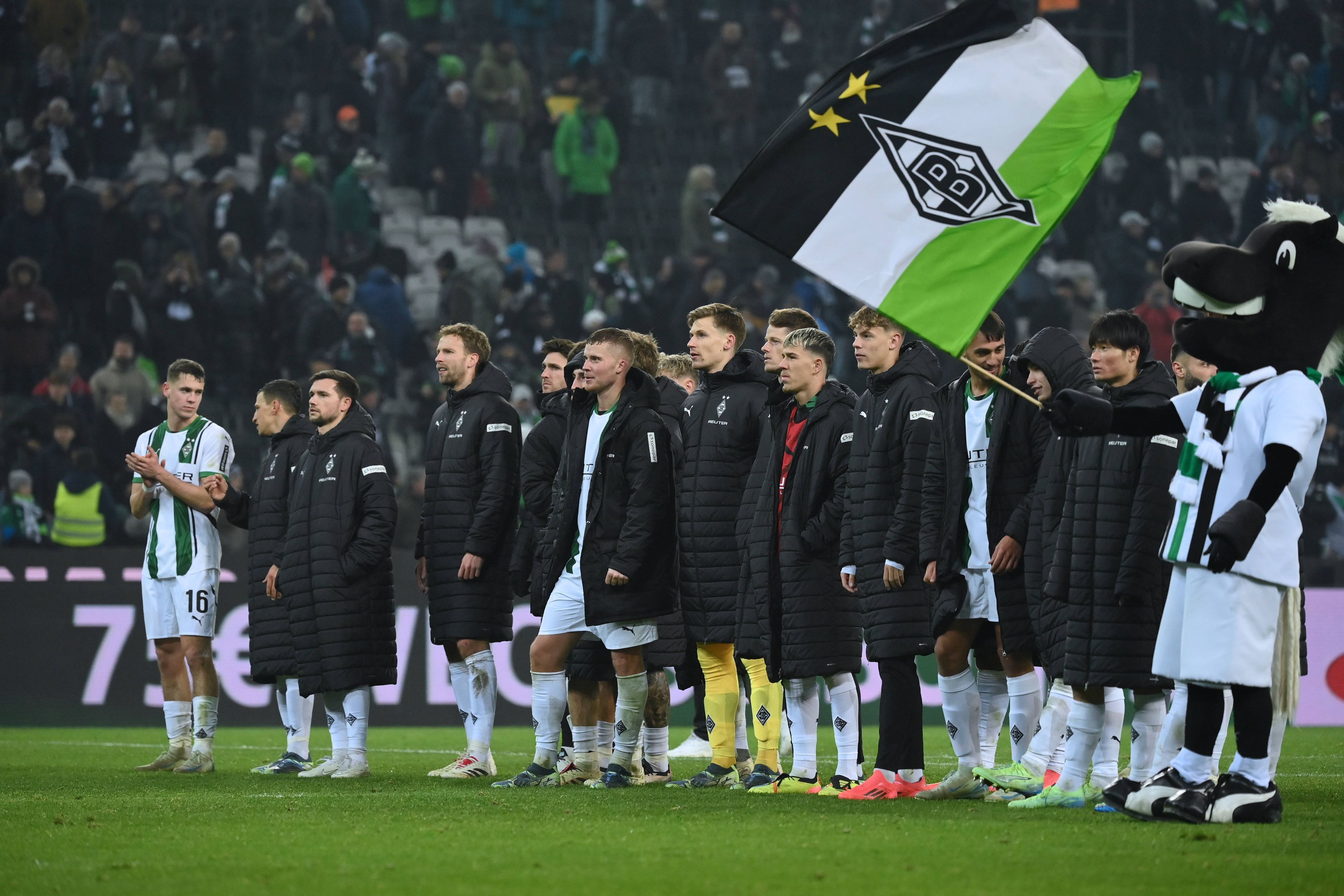 Spieler von Borussia Mönchengladbach feiern mit den Fans.