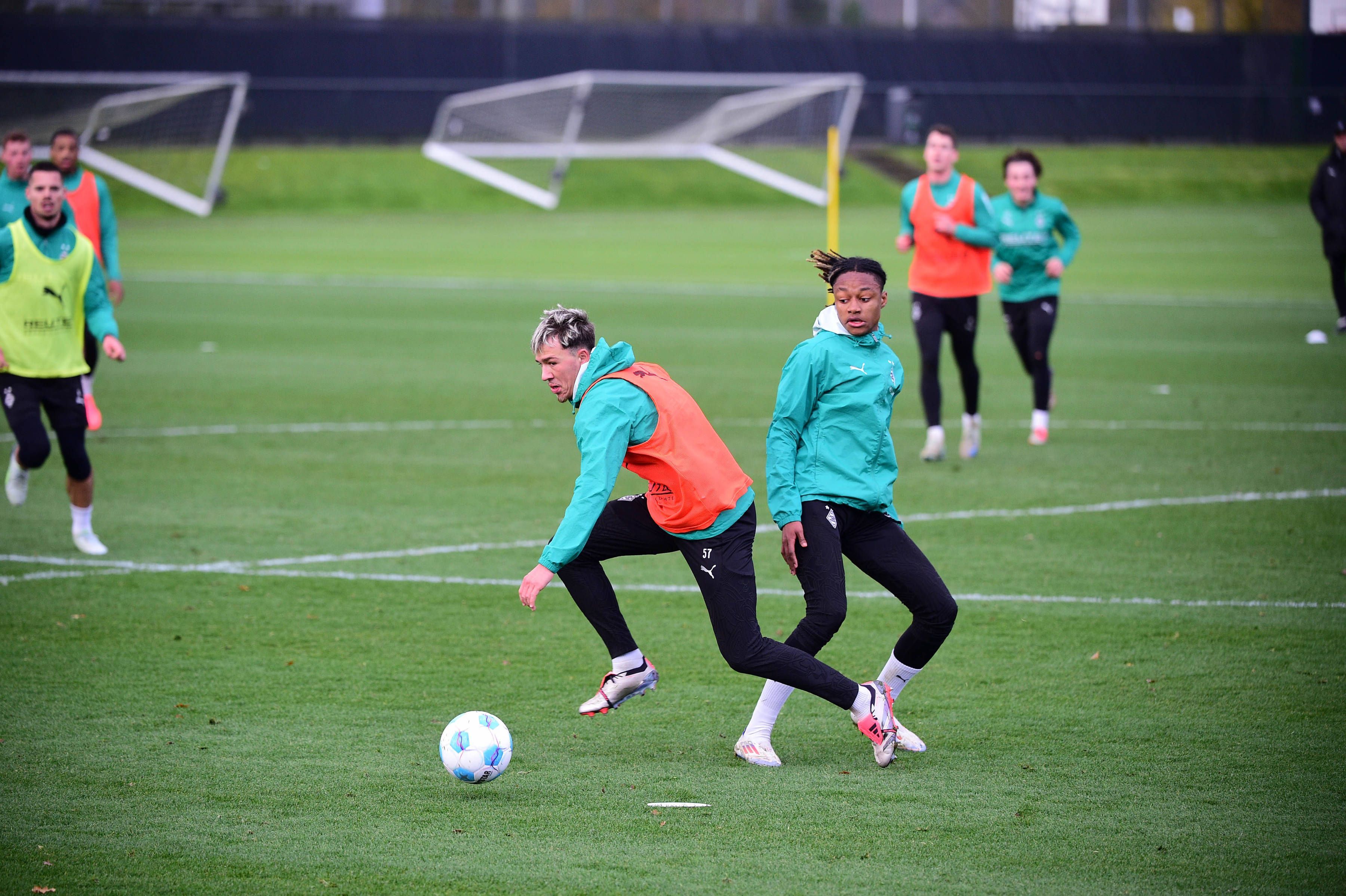 Noah Pesch und Yvandro Borges Sanches kämpfen im Training von Borussia Mönchengladbach um den Ball.