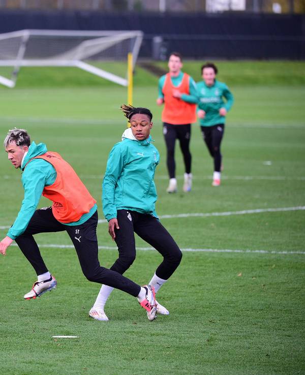 Noah Pesch und Yvandro Borges Sanches kämpfen im Training von Borussia Mönchengladbach um den Ball.