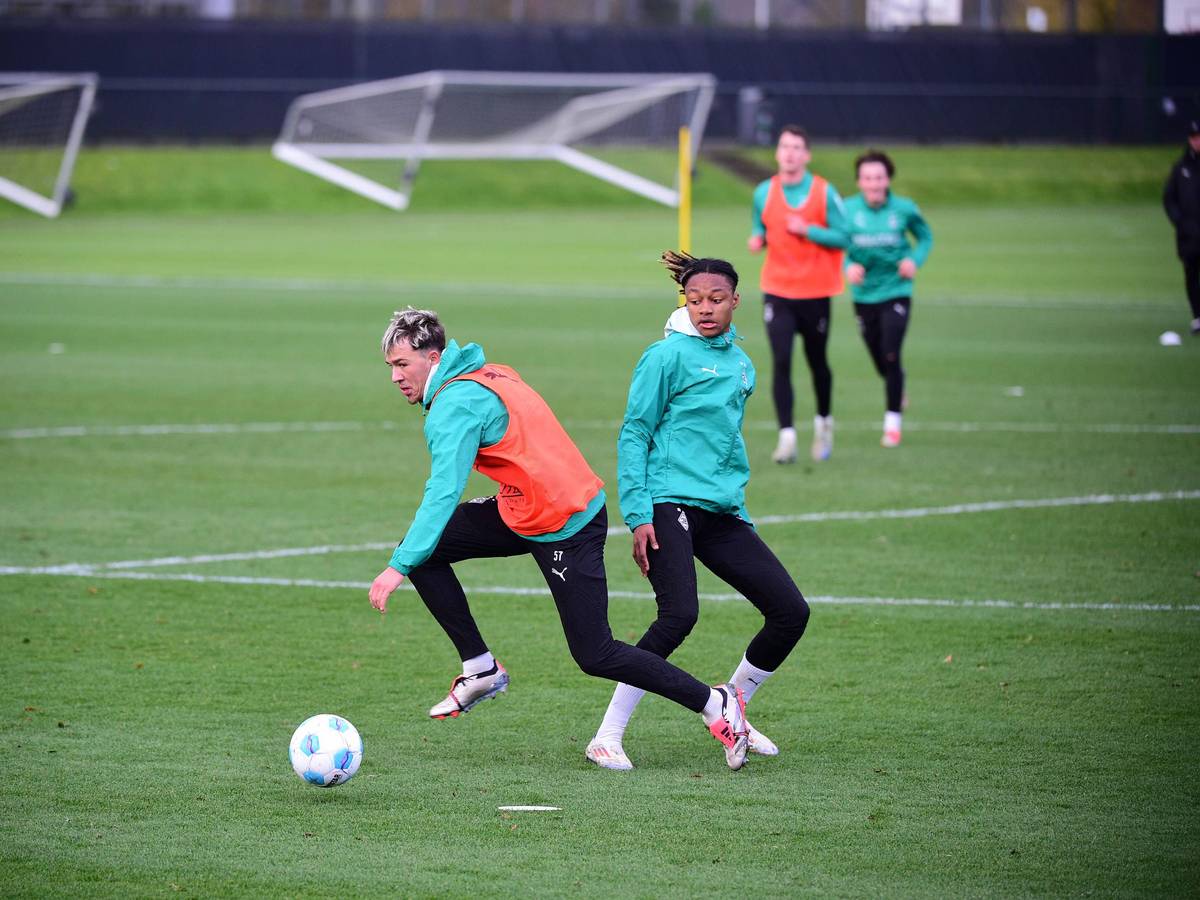 Noah Pesch und Yvandro Borges Sanches kämpfen im Training von Borussia Mönchengladbach um den Ball.