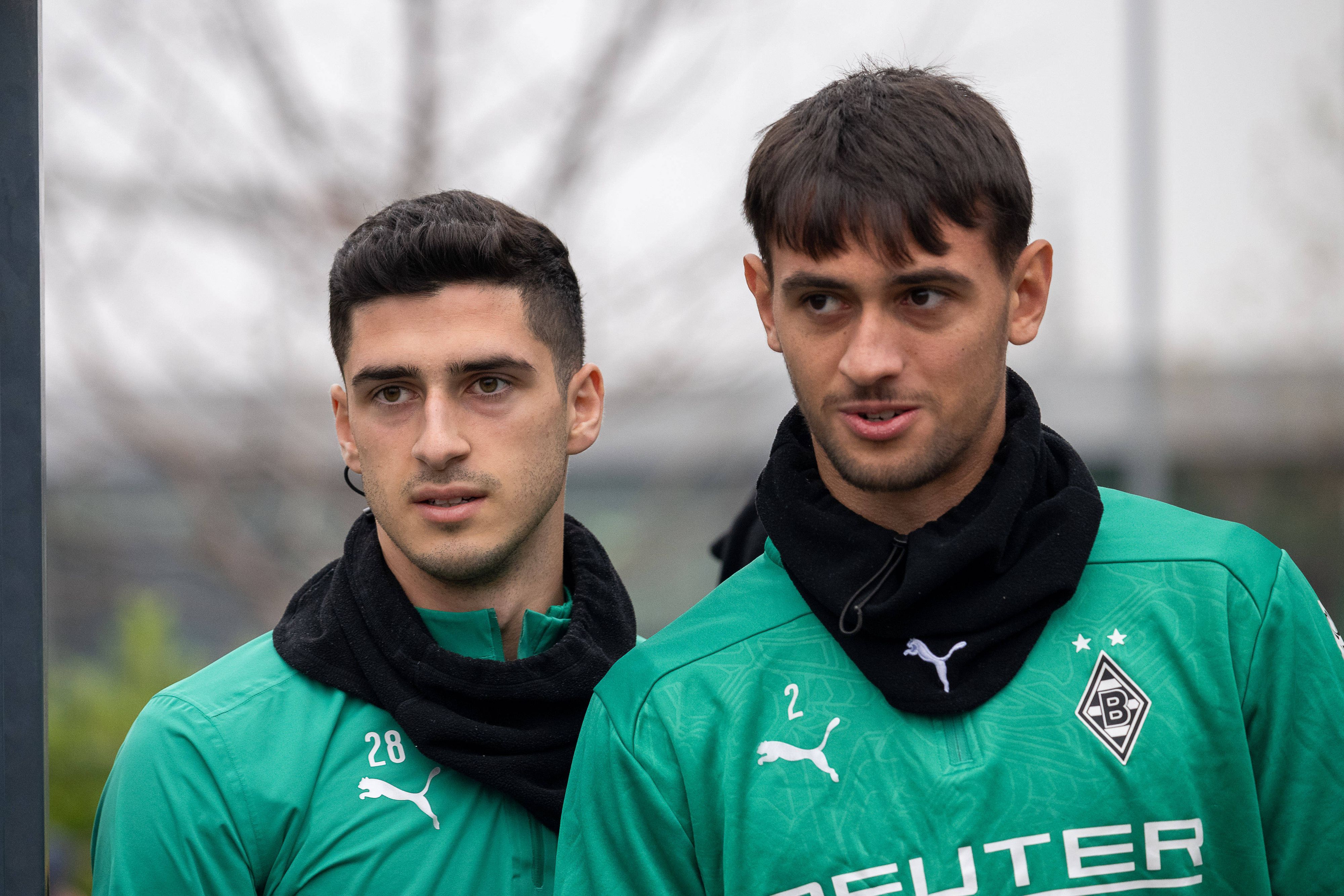 Die Gladbach-Profis Grant-Leon Ranos und Fabio Chiarodia laufen nebeneinander auf den Trainingsplatz.