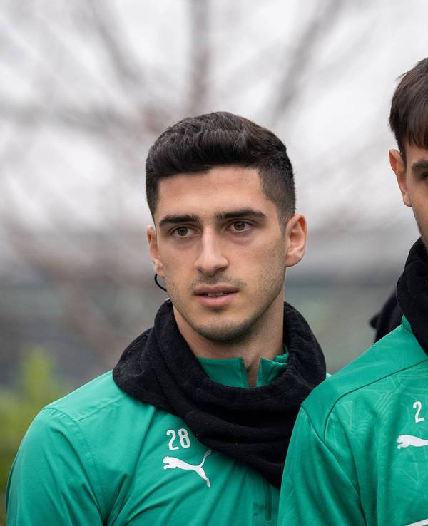 Die Gladbach-Profis Grant-Leon Ranos und Fabio Chiarodia laufen nebeneinander auf den Trainingsplatz.