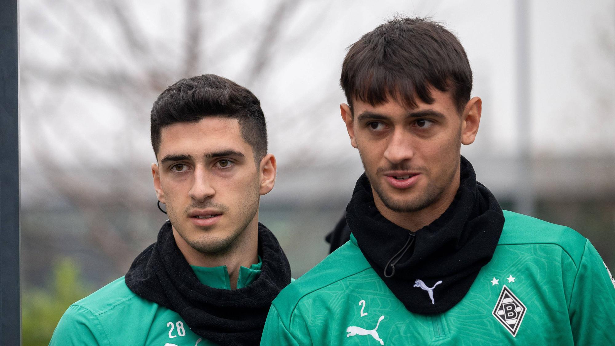 Die Gladbach-Profis Grant-Leon Ranos und Fabio Chiarodia laufen nebeneinander auf den Trainingsplatz.