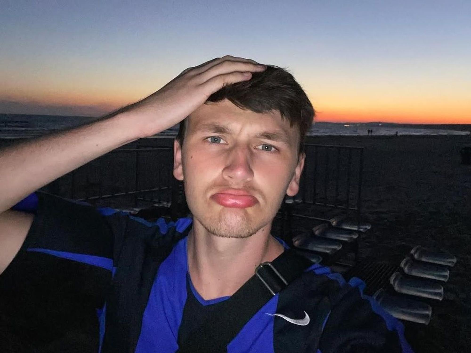 Philipp Truxa posiert für ein Selfie.
