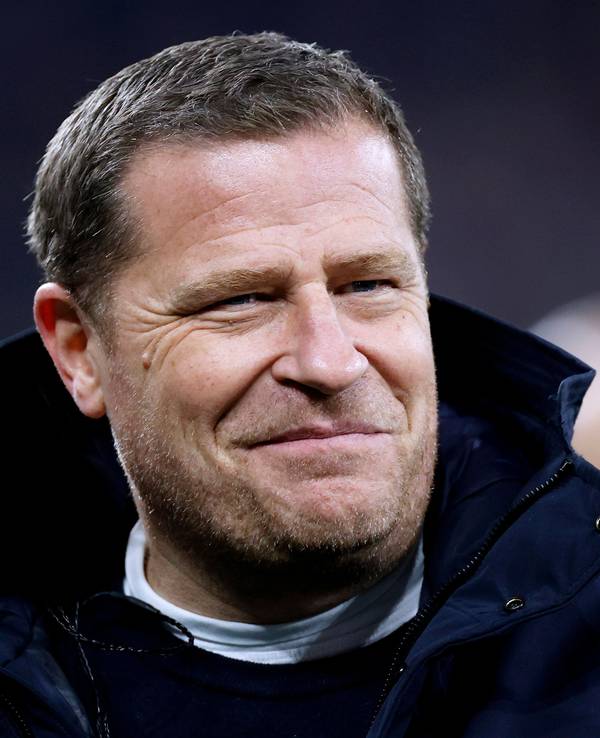 FC Bayern Münchens Sport-Vorstand Max Eberl steht beim Champions-League-Spiel seines FC Bayern München gegen Schachtar Donezk im Stadion und lächelt.