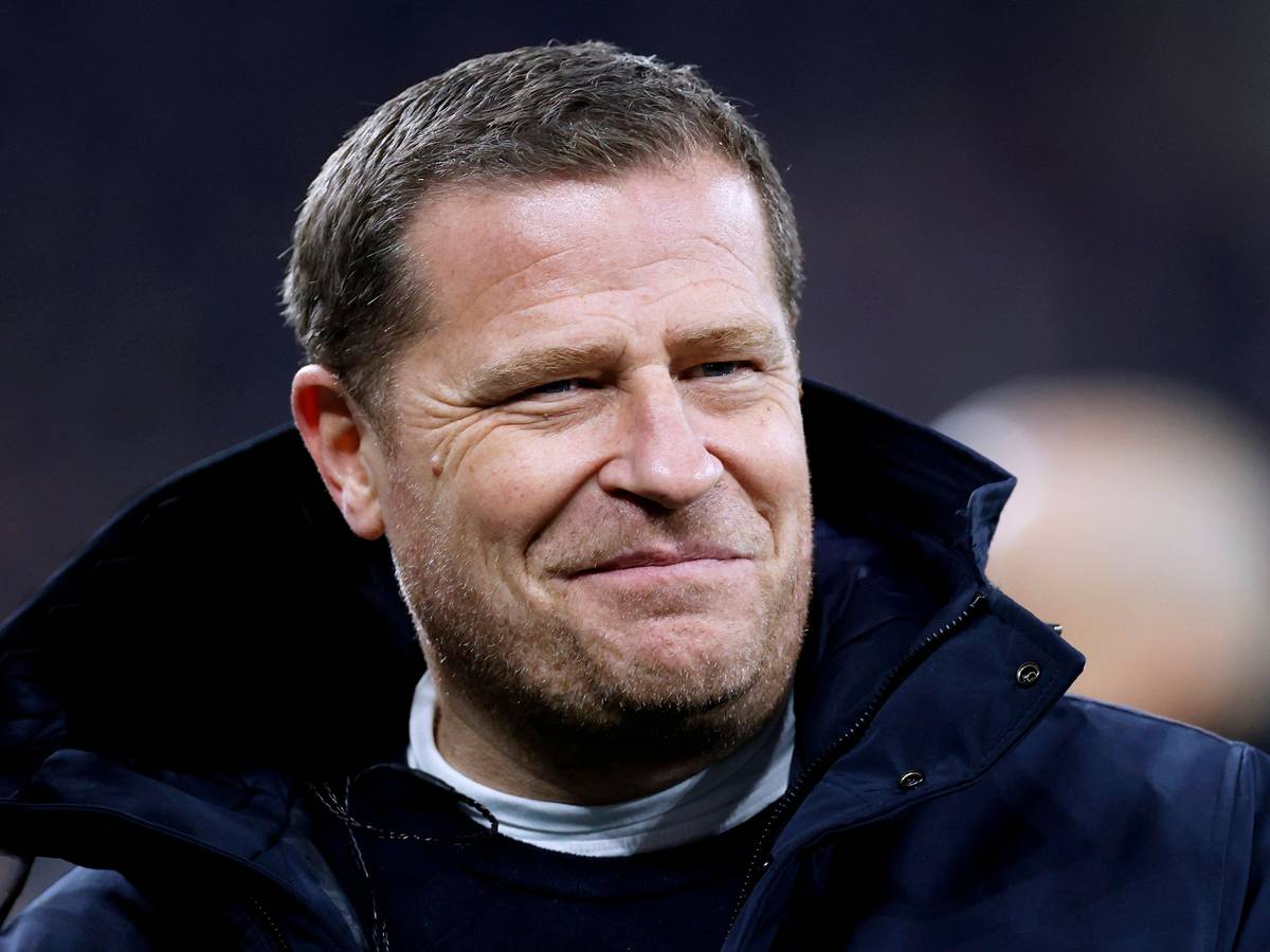 FC Bayern Münchens Sport-Vorstand Max Eberl steht beim Champions-League-Spiel seines FC Bayern München gegen Schachtar Donezk im Stadion und lächelt.