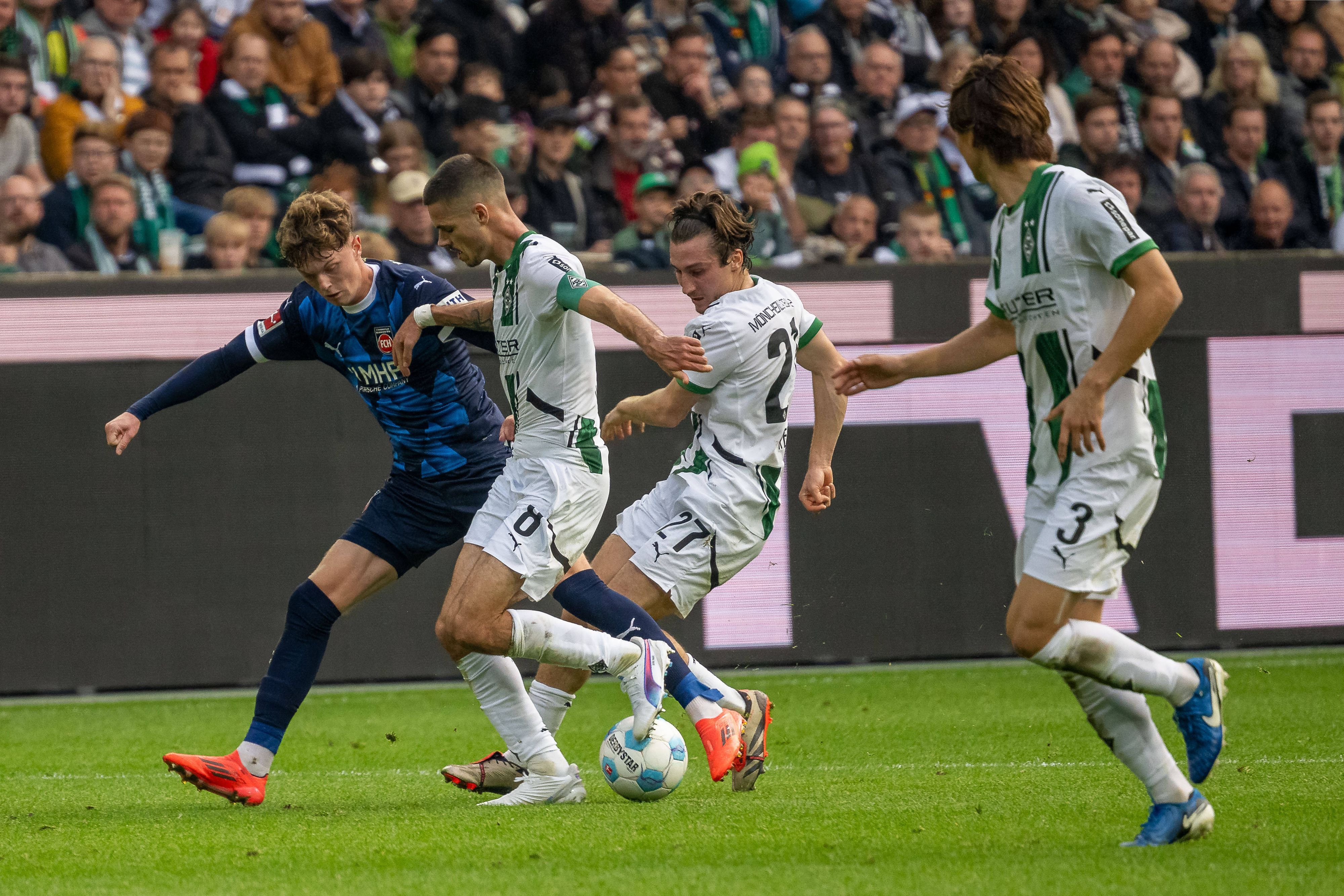 Mehrere Gladbach-Spieler stellen Paul Wanner im Zweikampf.