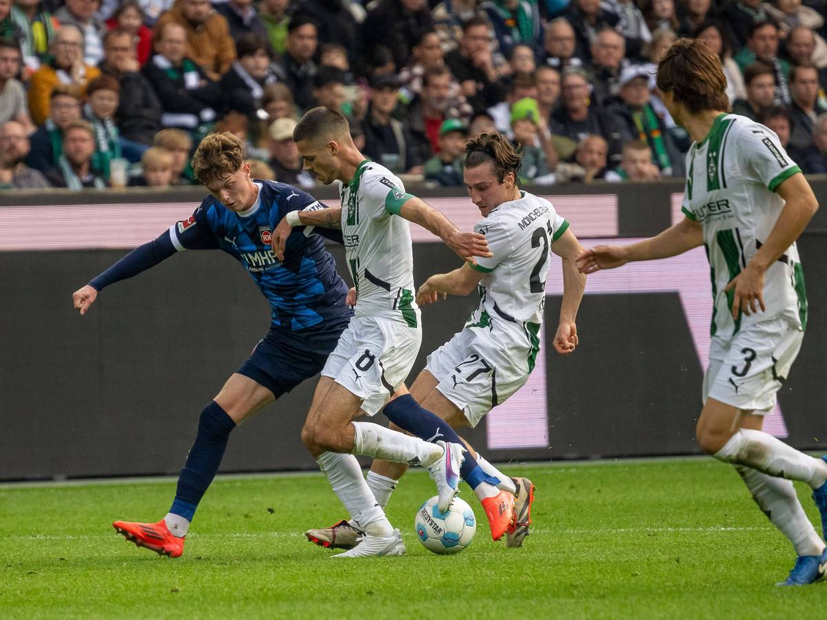 Mehrere Gladbach-Spieler stellen Paul Wanner im Zweikampf.