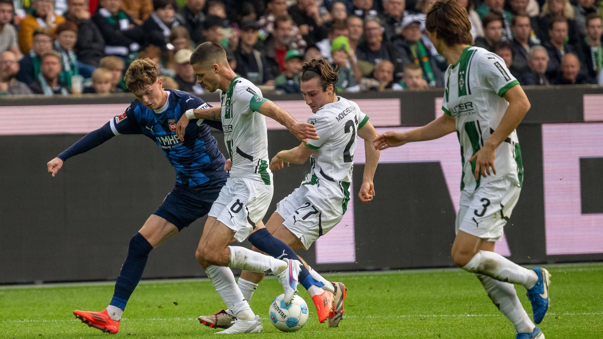 Mehrere Gladbach-Spieler stellen Paul Wanner im Zweikampf.