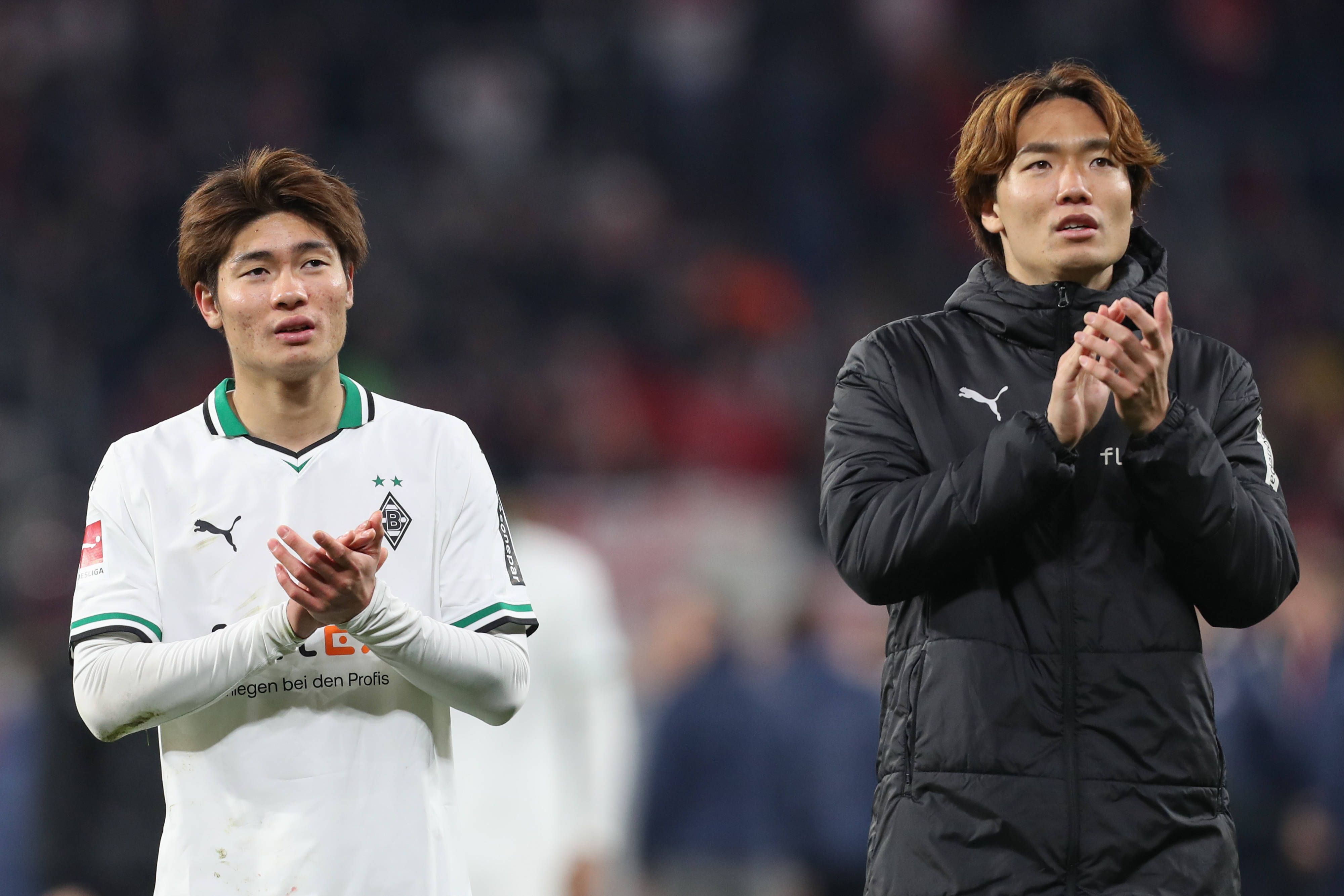 Ko Itakura und Shio Fukuda applaudieren den Fans.