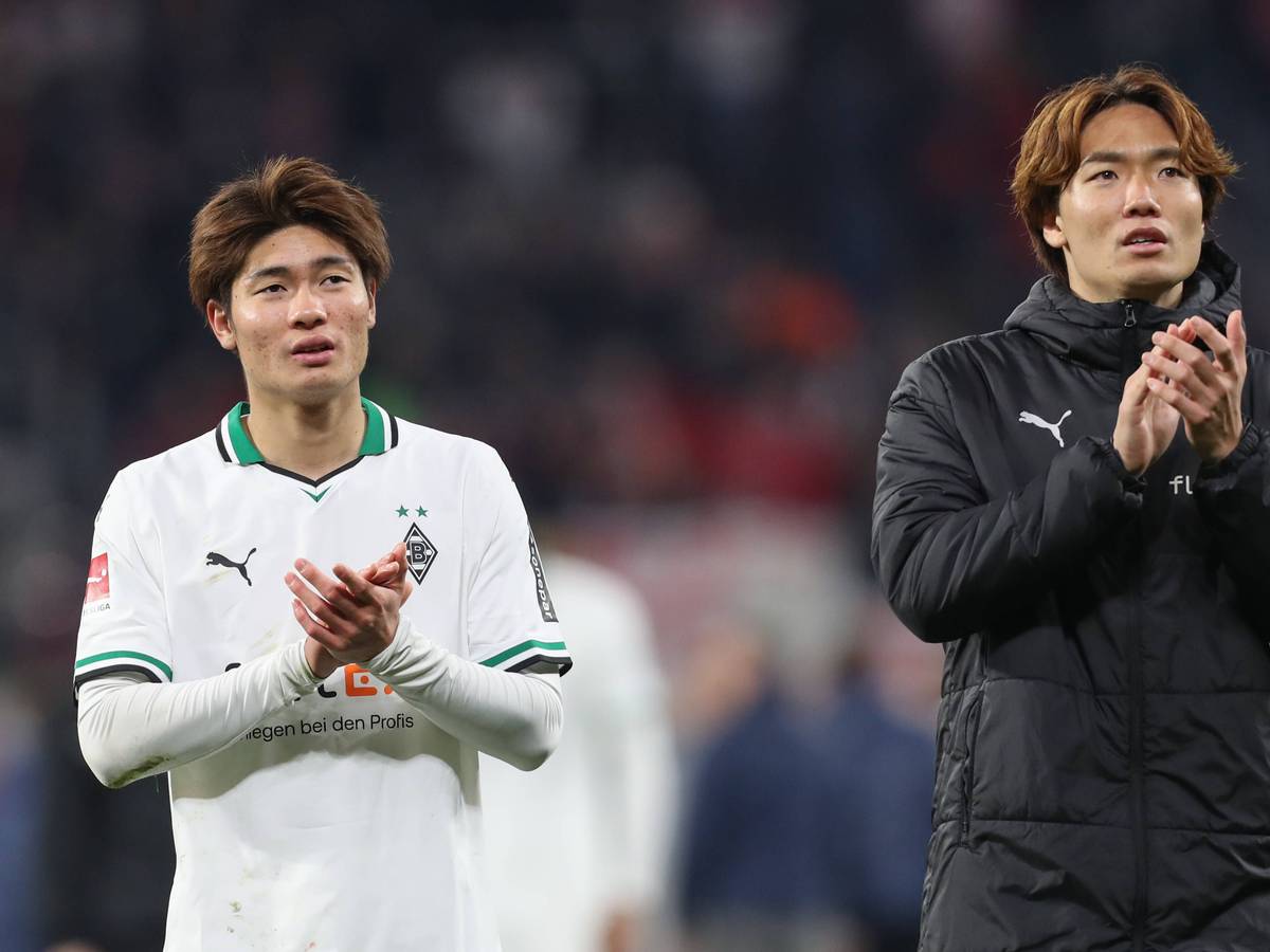 Ko Itakura und Shio Fukuda applaudieren den Fans.