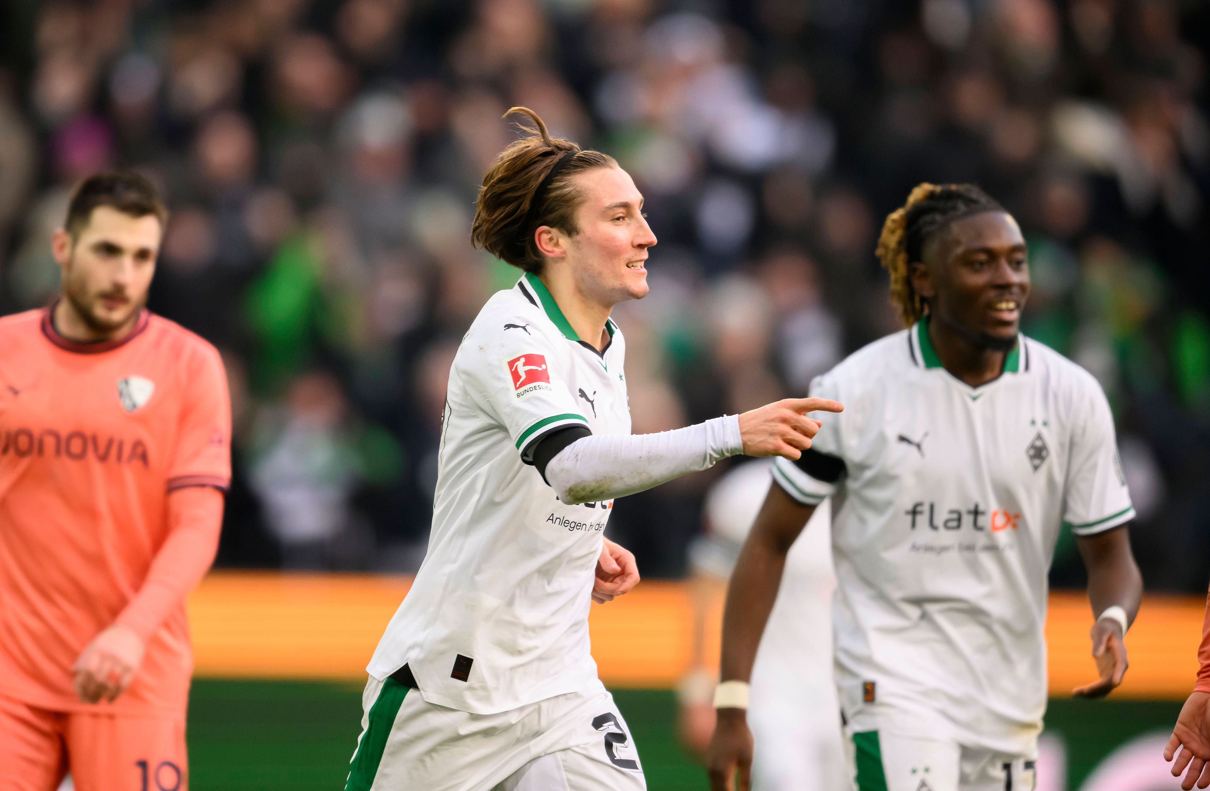 Rocco Reitz jubelt, im Hintergrund lacht Manu Koné.