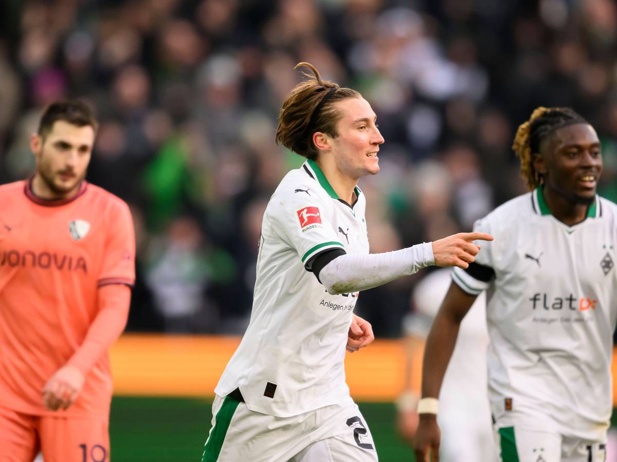 Rocco Reitz jubelt, im Hintergrund lacht Manu Koné.