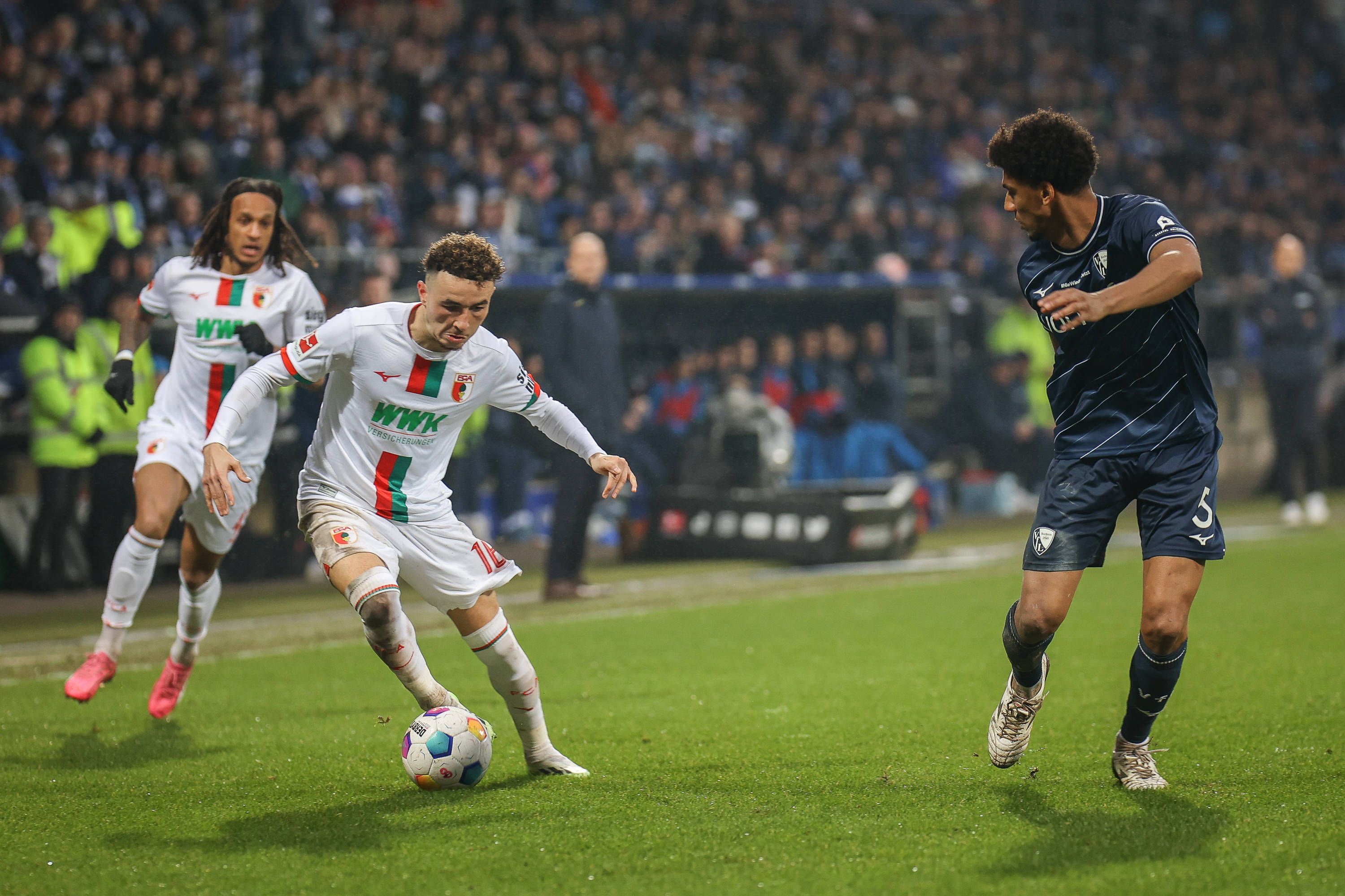 Ruben Vargas mit einem Dribbling auf der Außenbahn, Bernardo läuft mit und schaut auf den Ball.