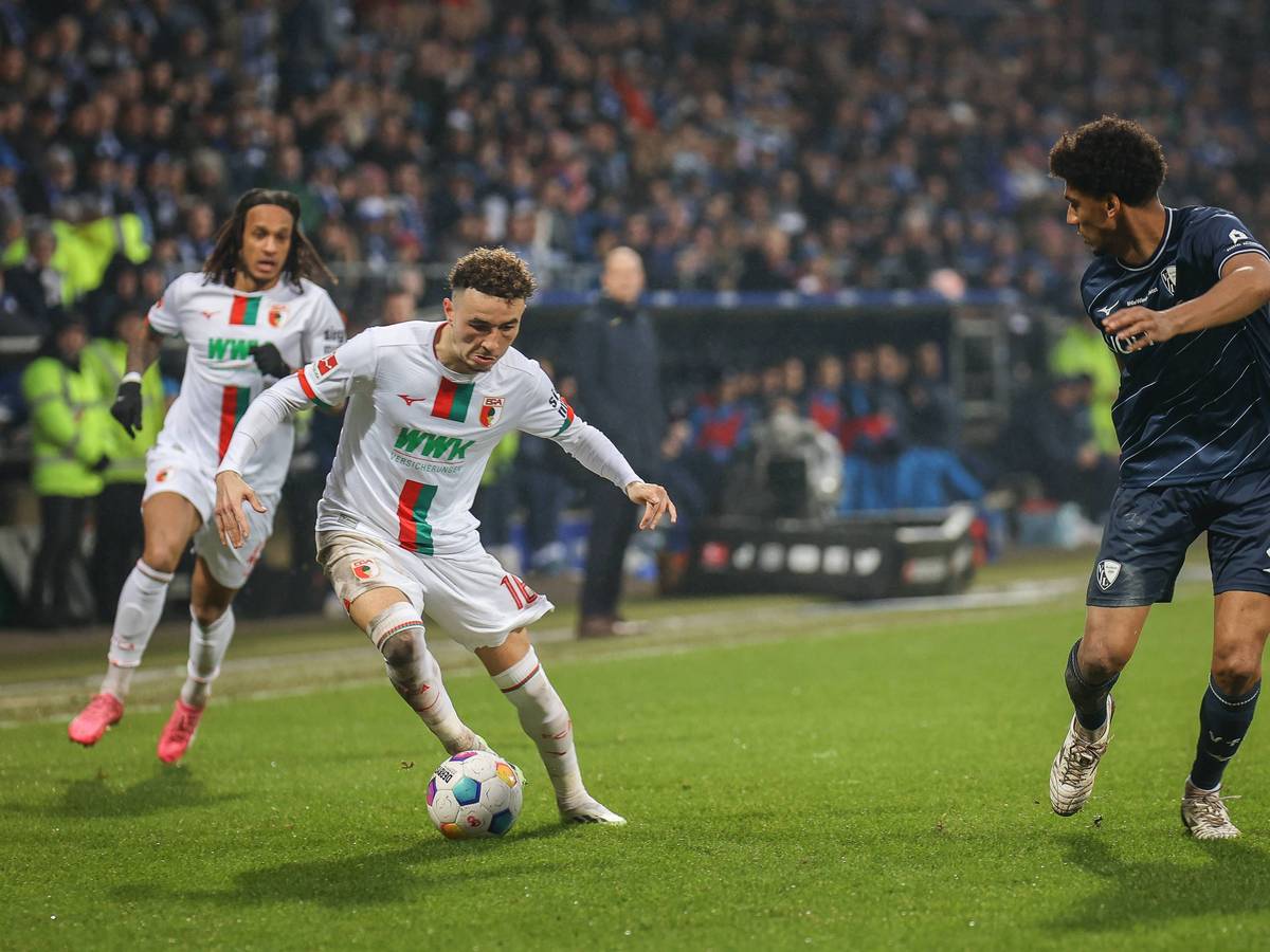 Ruben Vargas mit einem Dribbling auf der Außenbahn, Bernardo läuft mit und schaut auf den Ball.