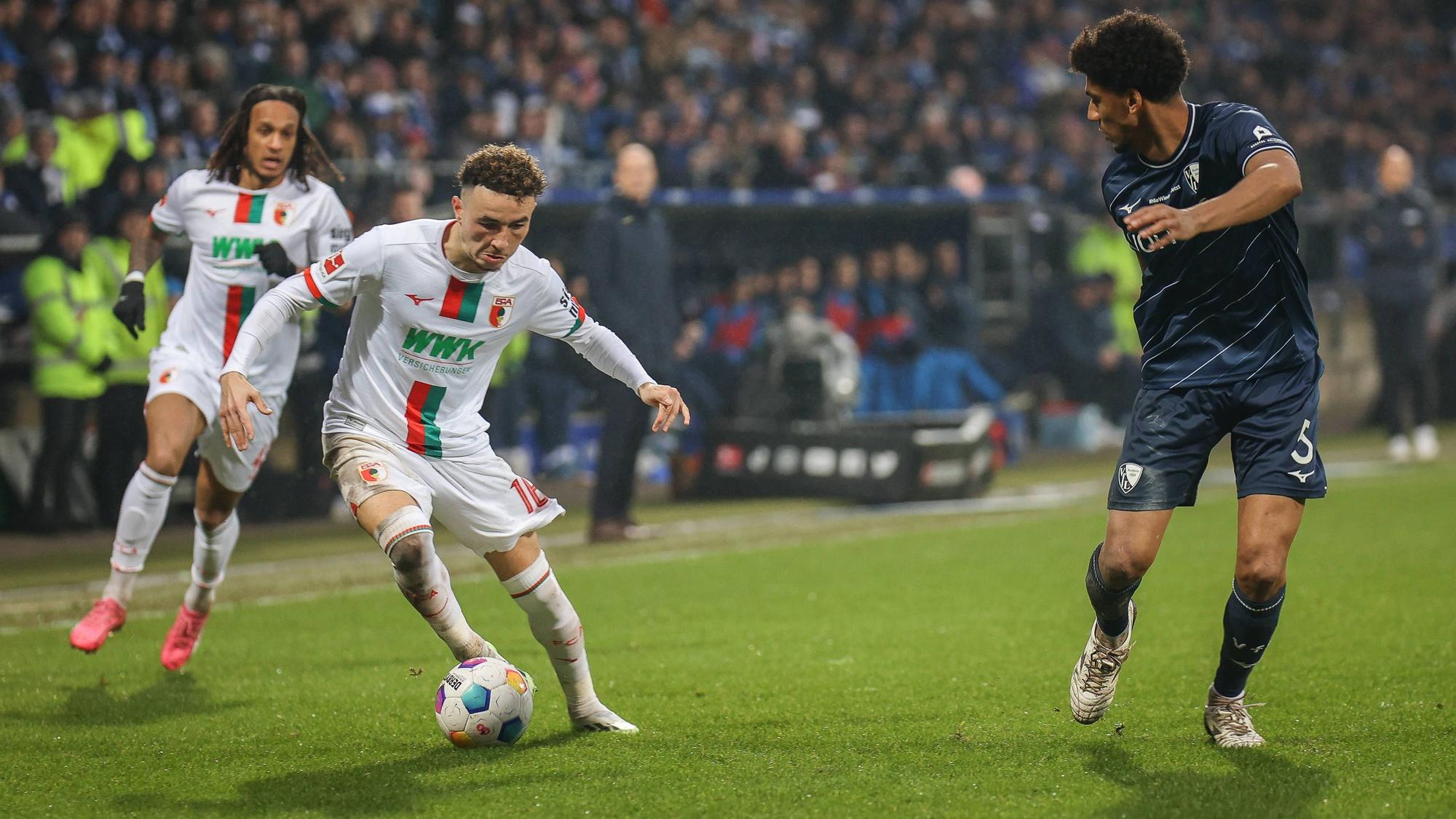 Ruben Vargas mit einem Dribbling auf der Außenbahn, Bernardo läuft mit und schaut auf den Ball.