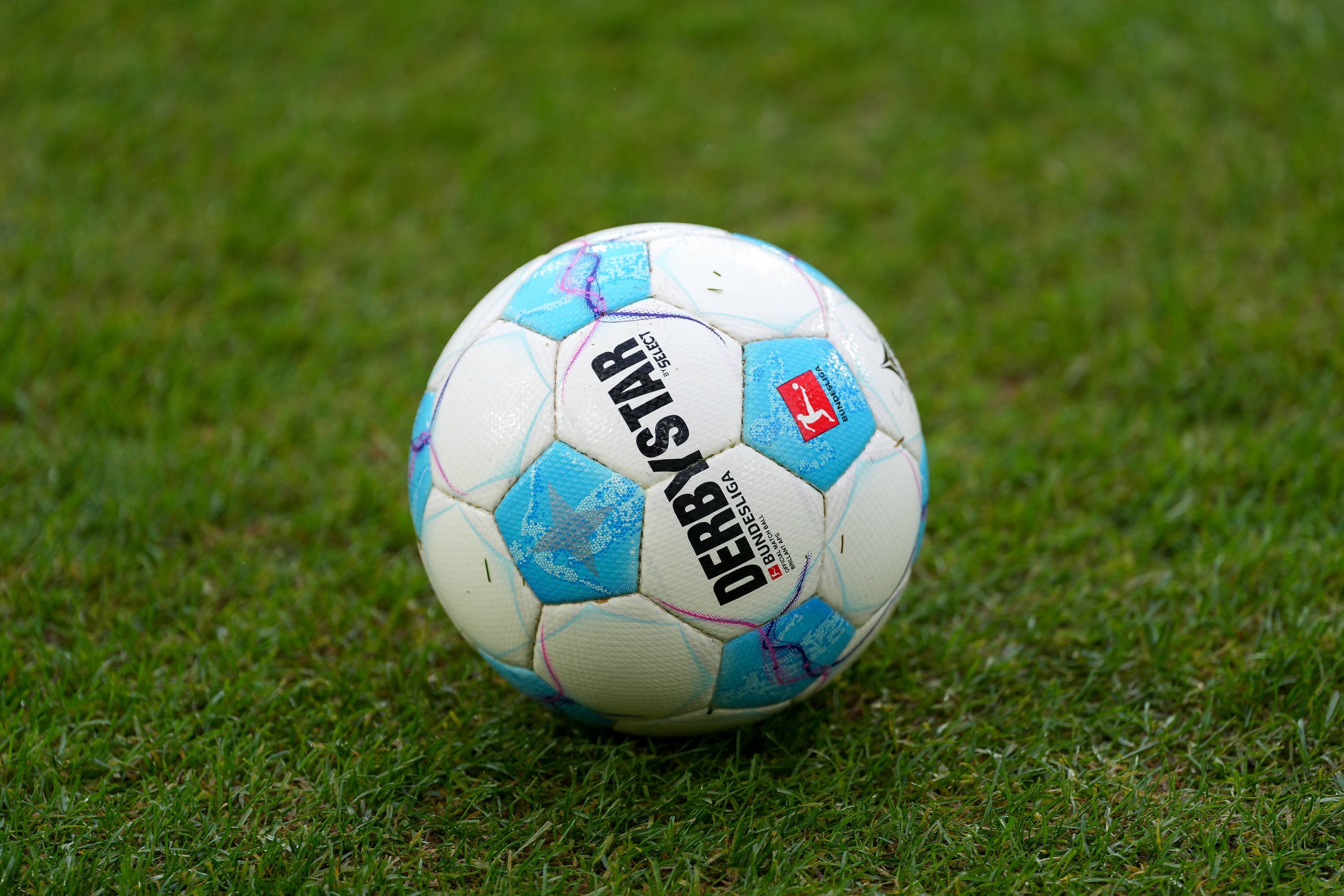 Ein Bundesliga-Ball liegt im Borussia-Park.