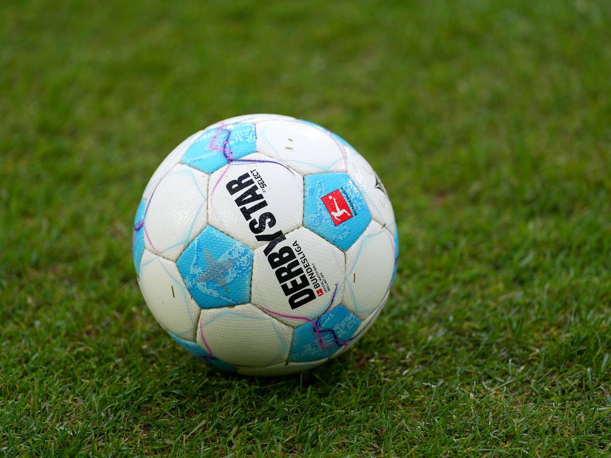 Ein Bundesliga-Ball liegt im Borussia-Park.