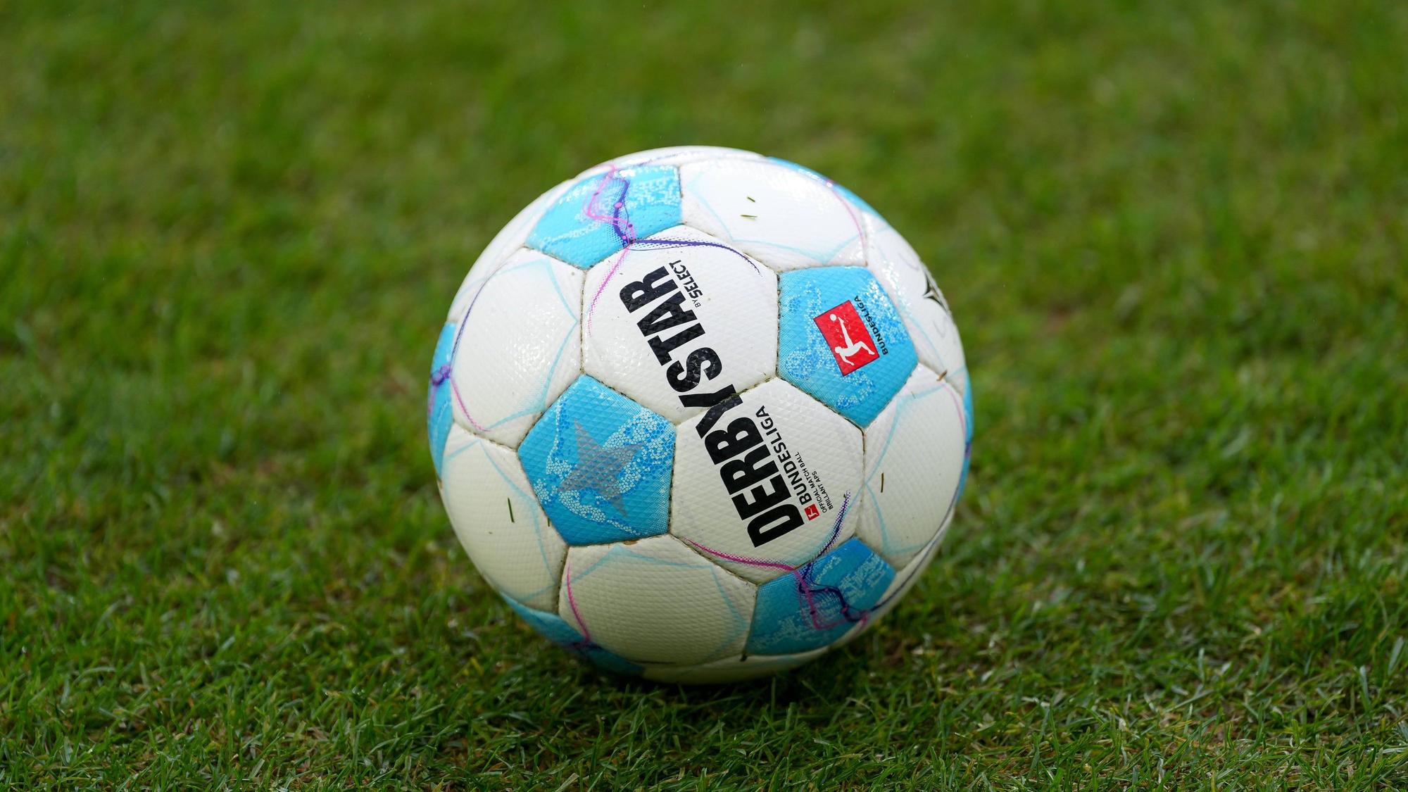 Ein Bundesliga-Ball liegt im Borussia-Park.
