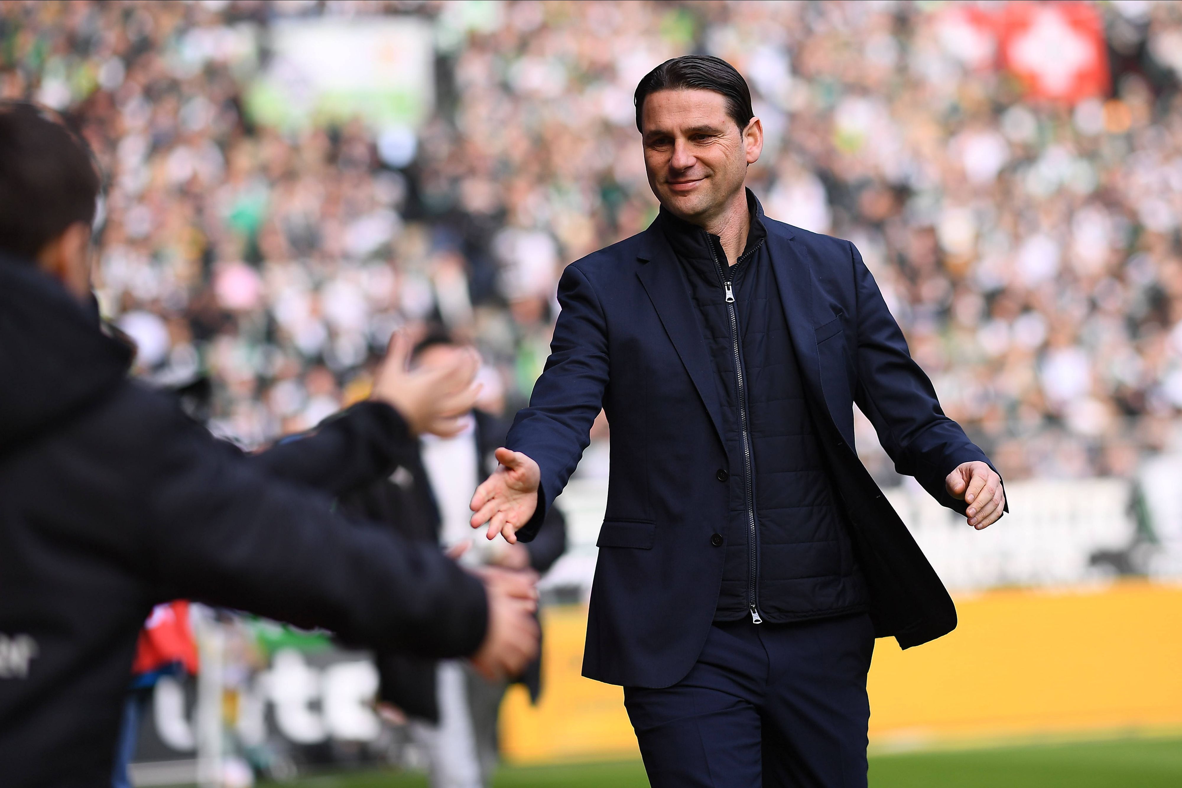 Gerardo Seoane klatscht sich mit Fans ab.