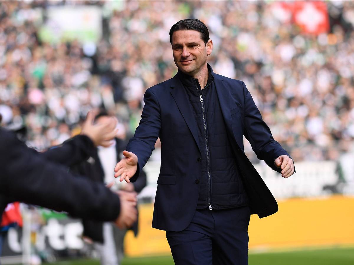 Gerardo Seoane klatscht sich mit Fans ab.