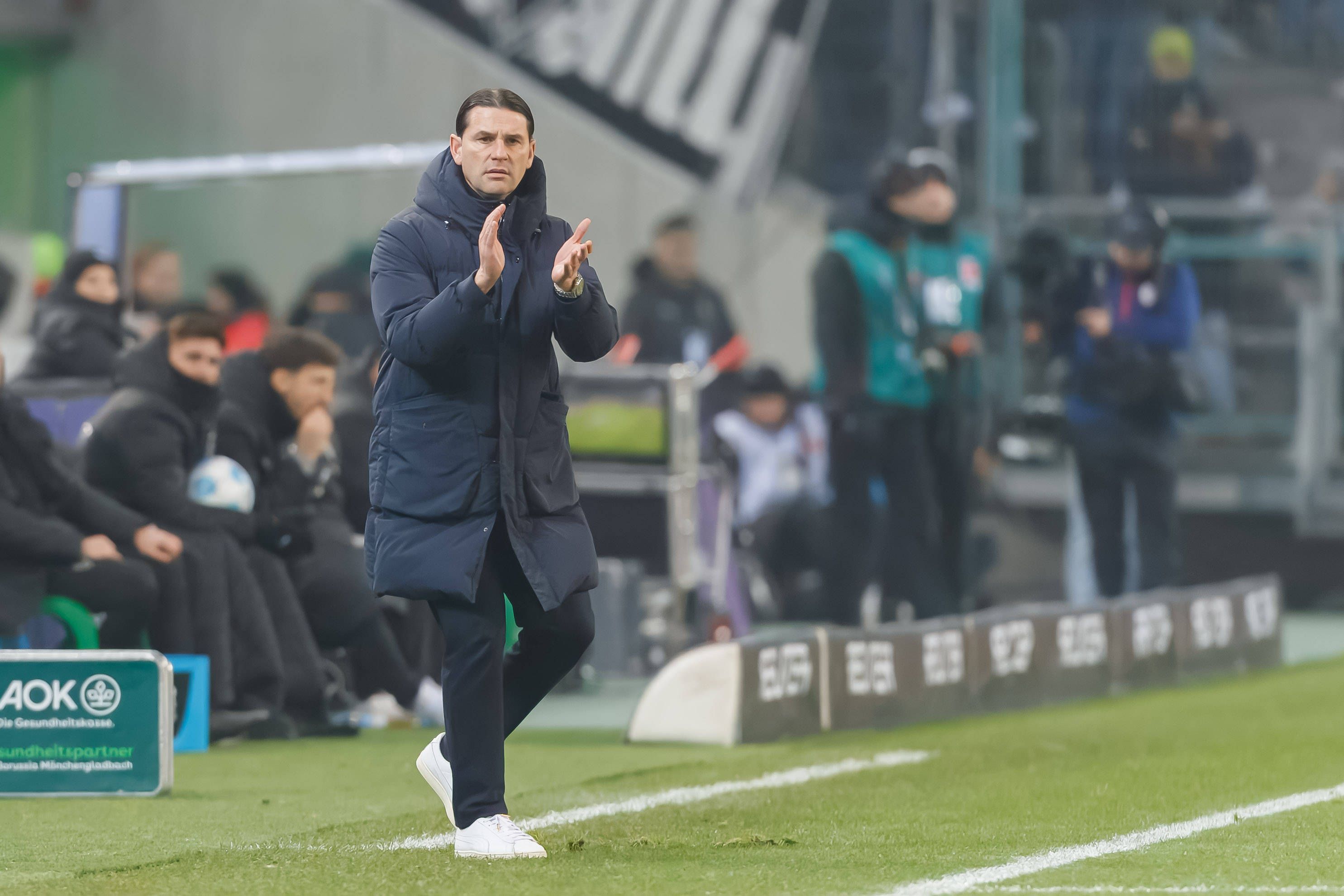 Gerardo Seoane steht in der Coaching-Zone und klatscht.