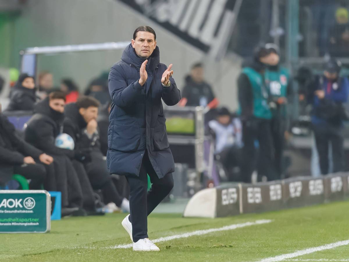 Gerardo Seoane steht in der Coaching-Zone und klatscht.