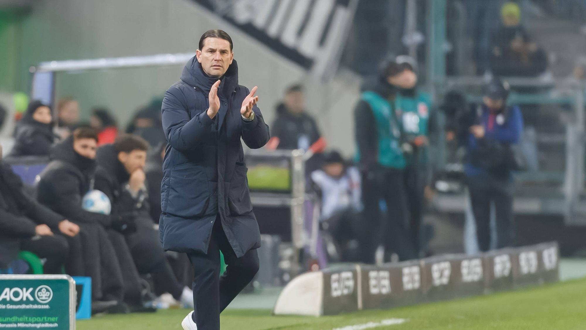 Gerardo Seoane steht in der Coaching-Zone und klatscht.