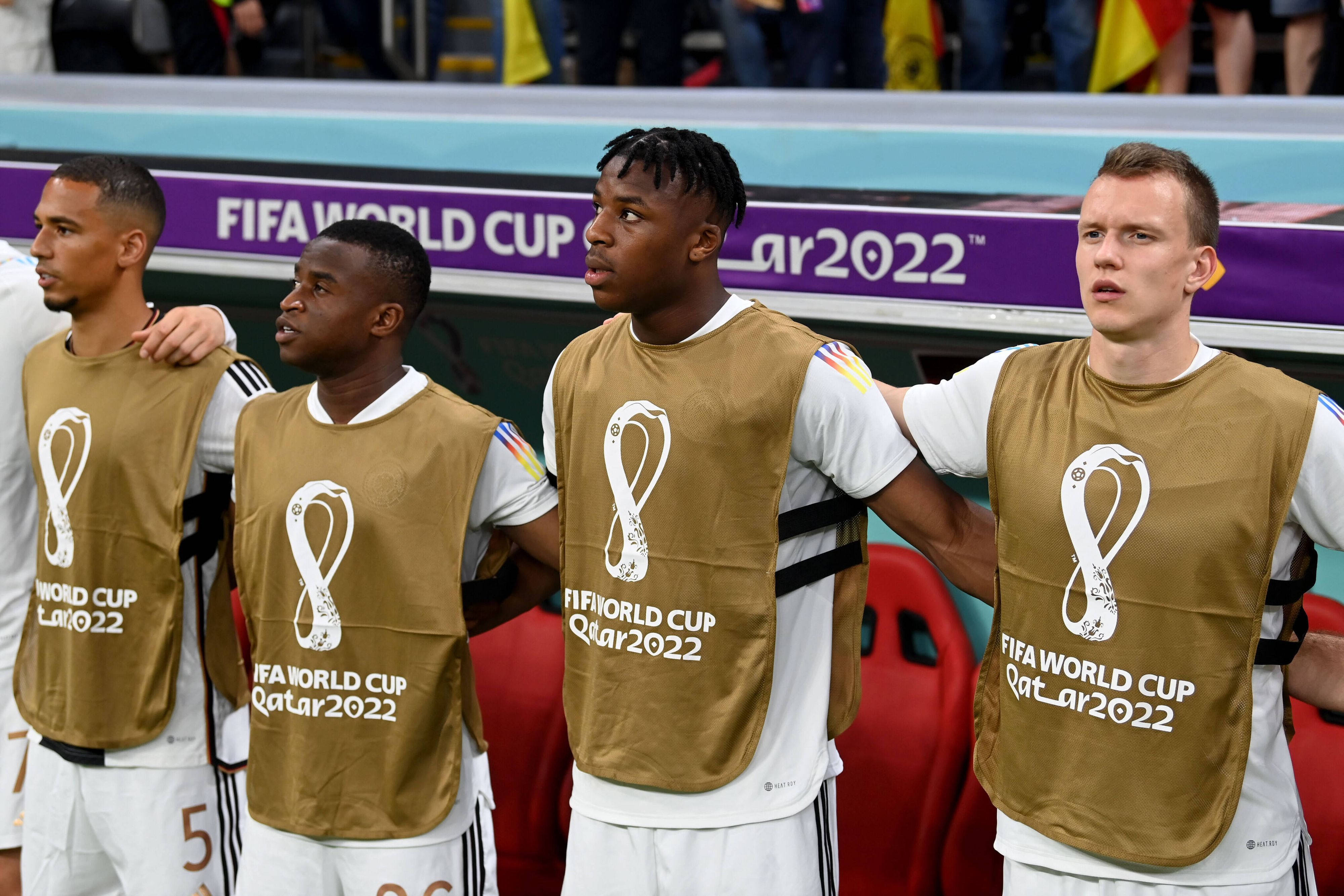 Thilo Kehrer, Youssoufa Moukoko, Armel Bella-Kotchap und Lukas Klostermann singen die deutsche Nationalhymne.