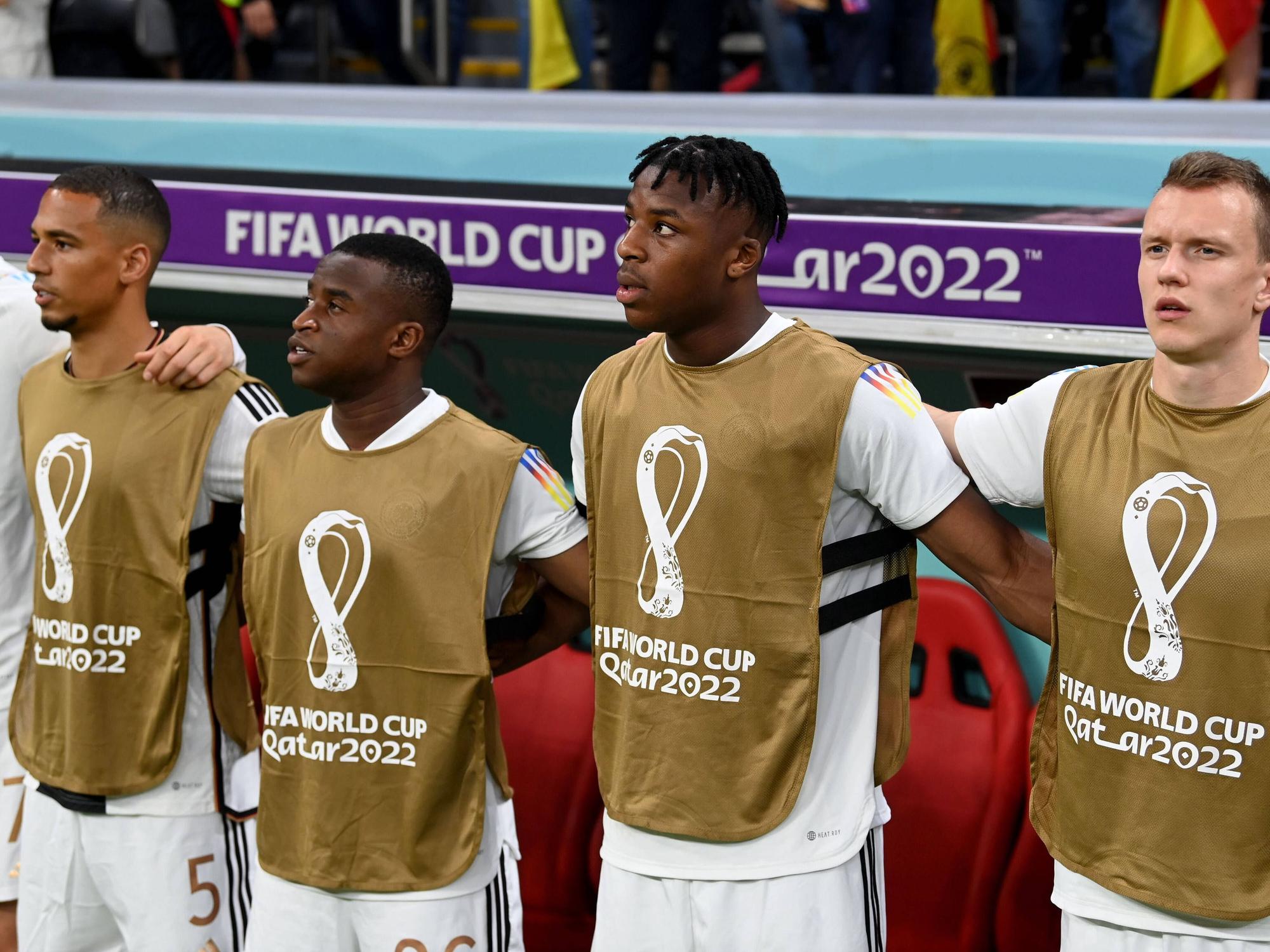 Thilo Kehrer, Youssoufa Moukoko, Armel Bella-Kotchap und Lukas Klostermann singen die deutsche Nationalhymne.