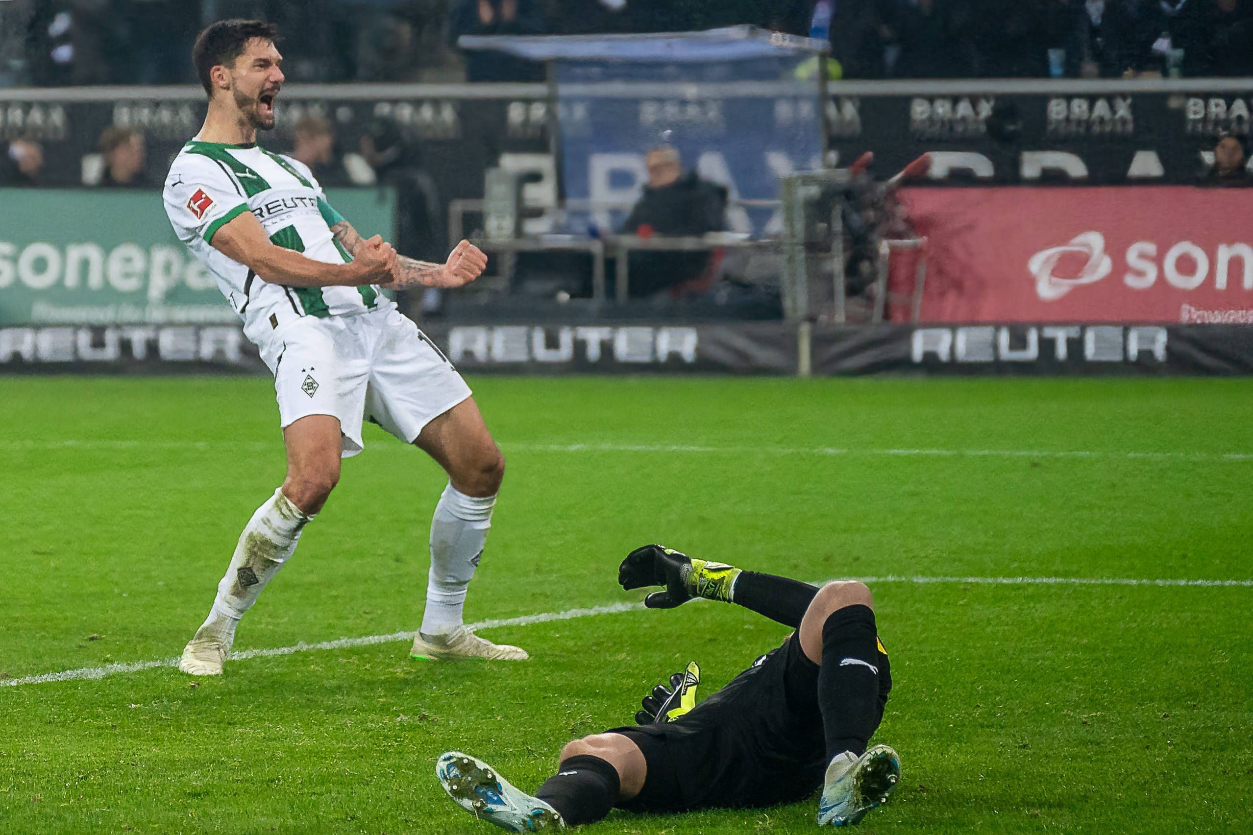 Tim Kleindienst bejubelt einen Treffer vor der Nordkurve.