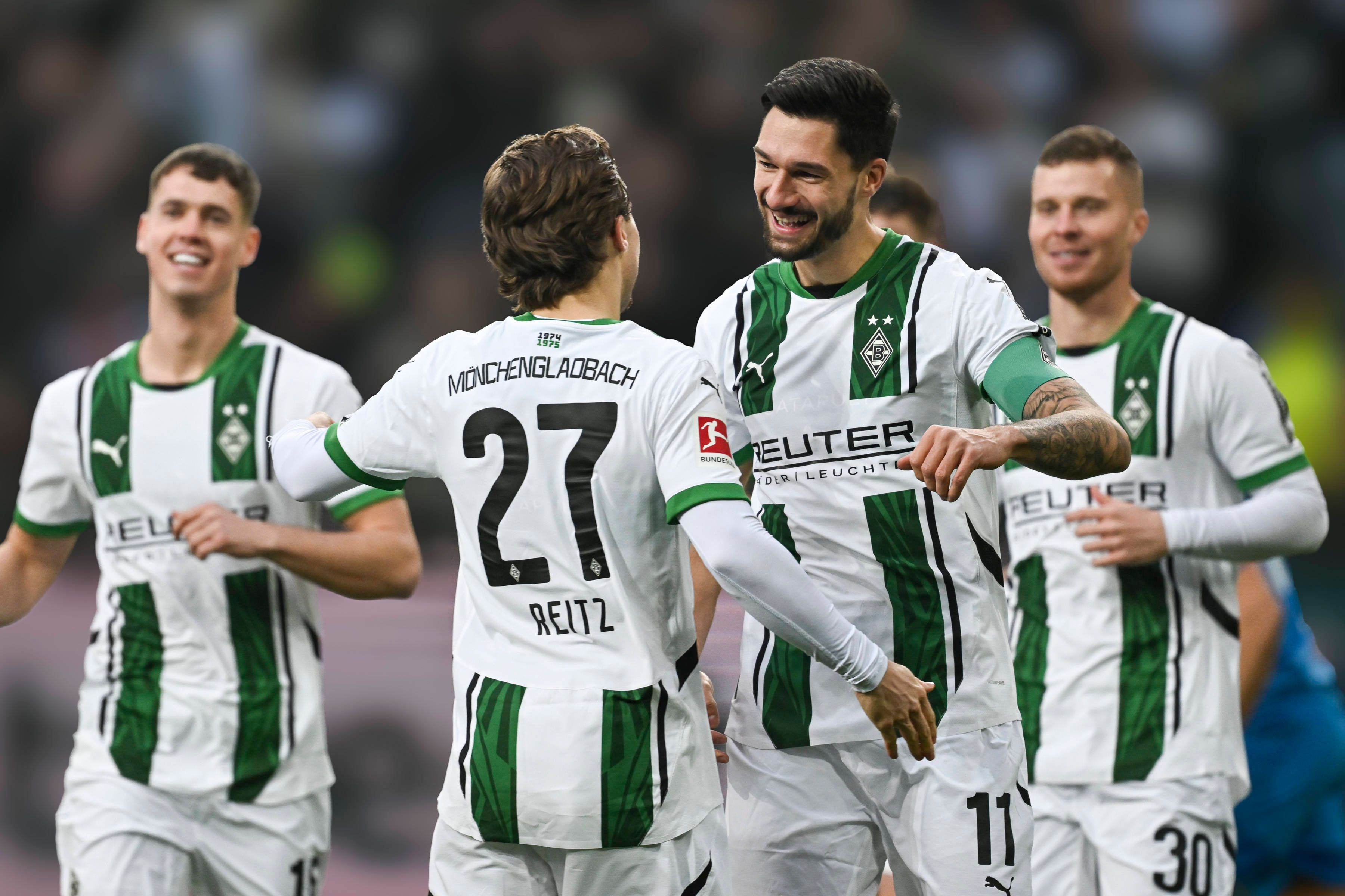 Die Profis von Borussia Mönchengladbach bejubeln einen Treffer.