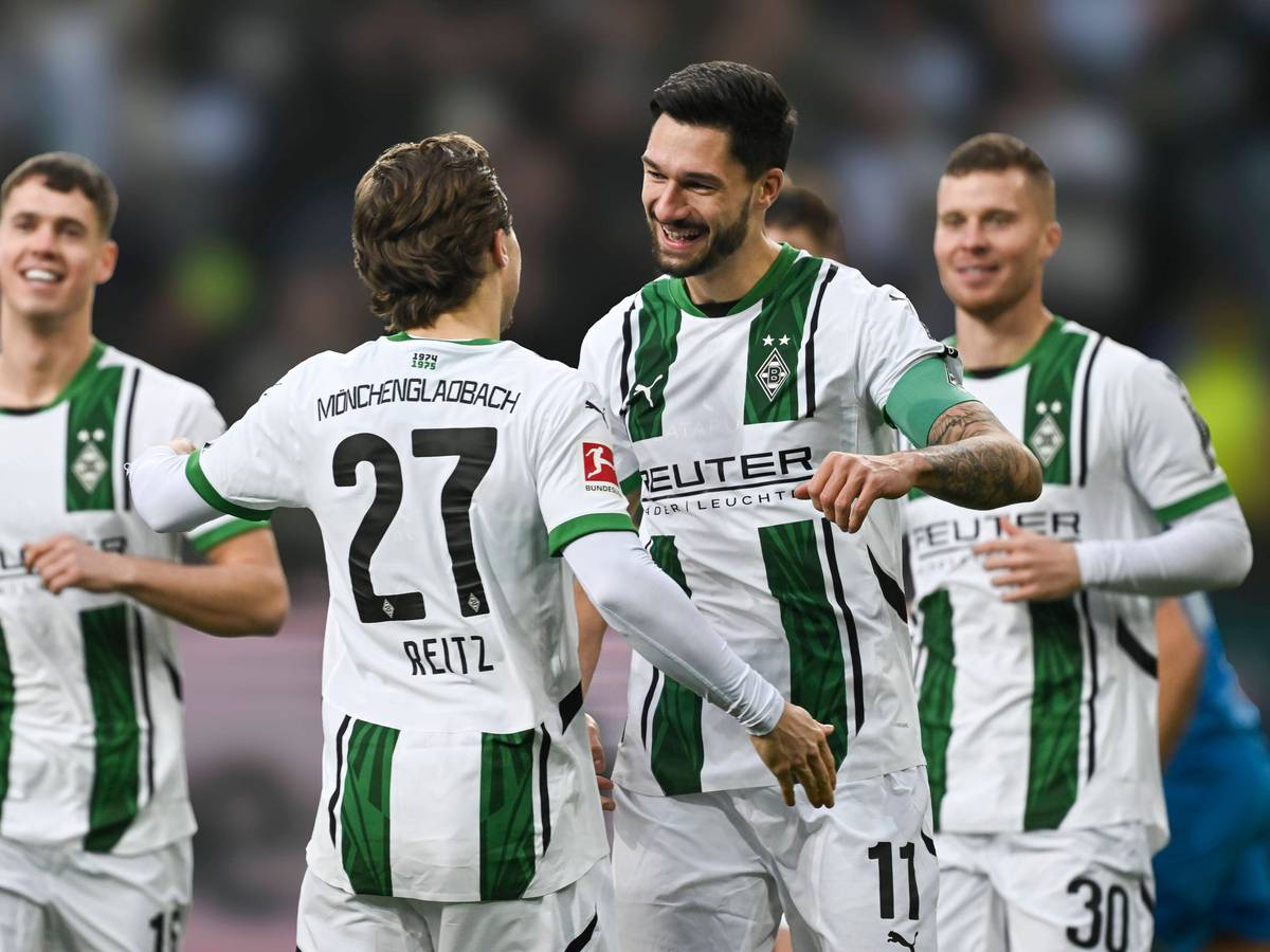 Die Profis von Borussia Mönchengladbach bejubeln einen Treffer.