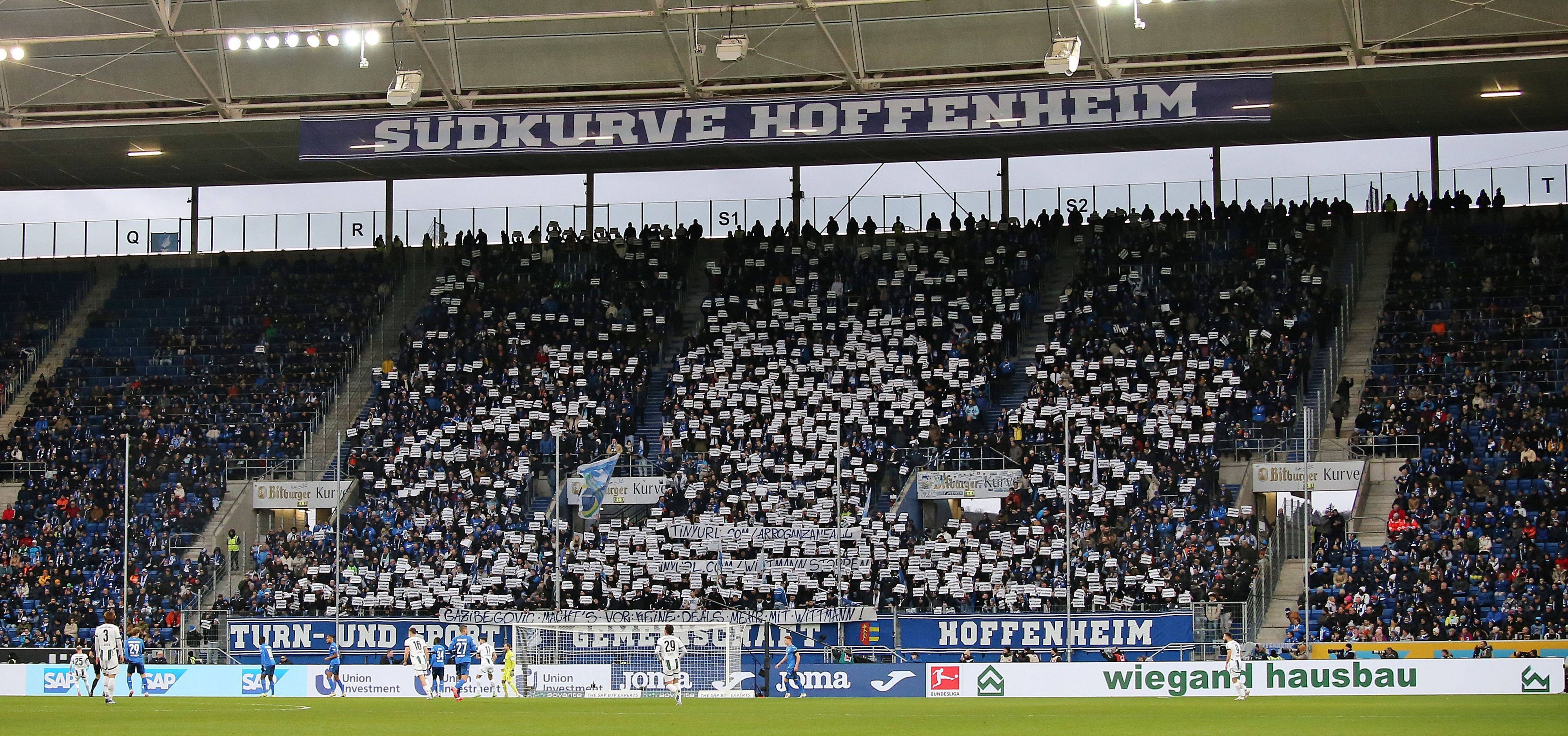 Die Hoffenheim-Kurve beim Spiel gegen Gladbach.