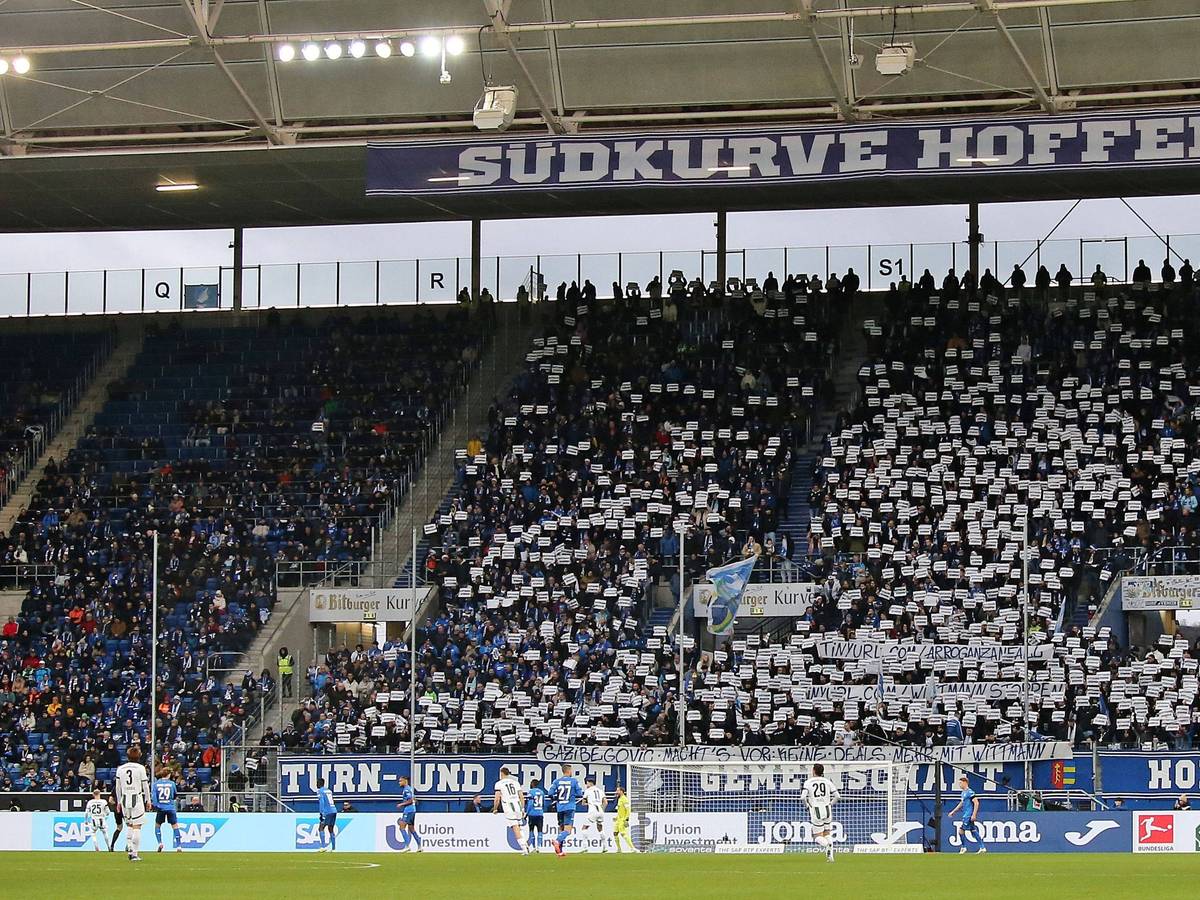 Die Hoffenheim-Kurve beim Spiel gegen Gladbach.