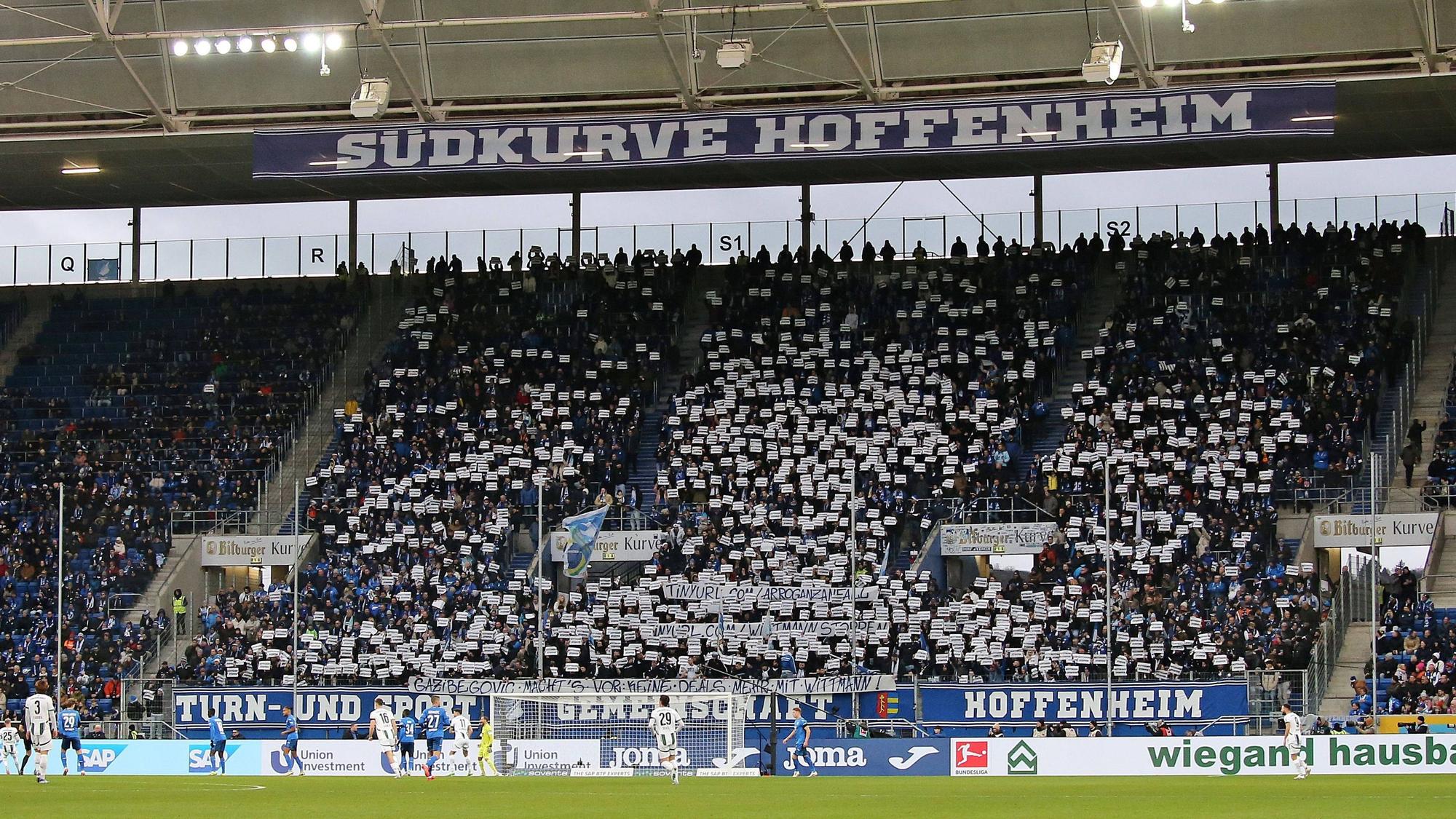 Die Hoffenheim-Kurve beim Spiel gegen Gladbach.
