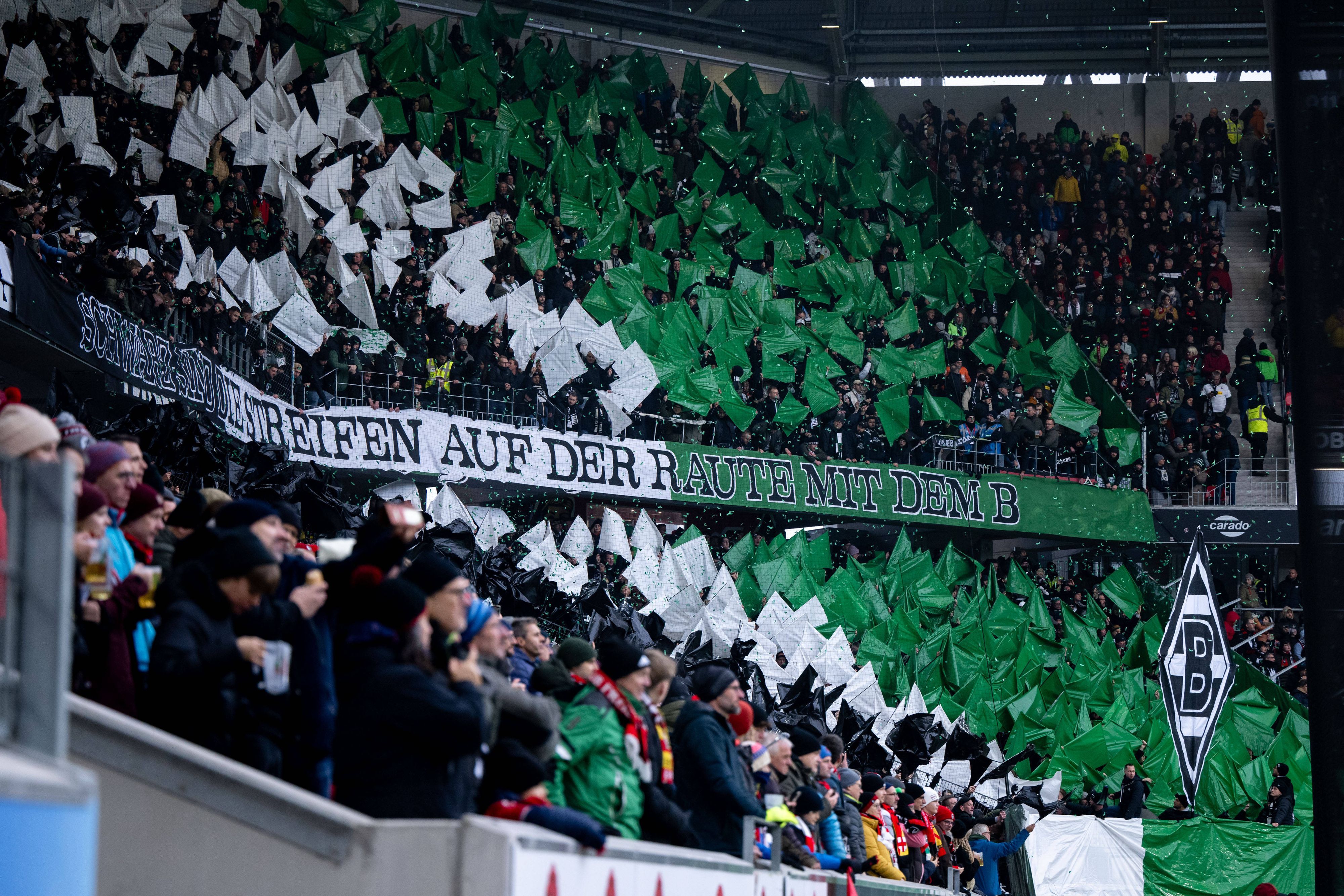 Fans von Borussia Mönchengladbach im Auswärtsblock.