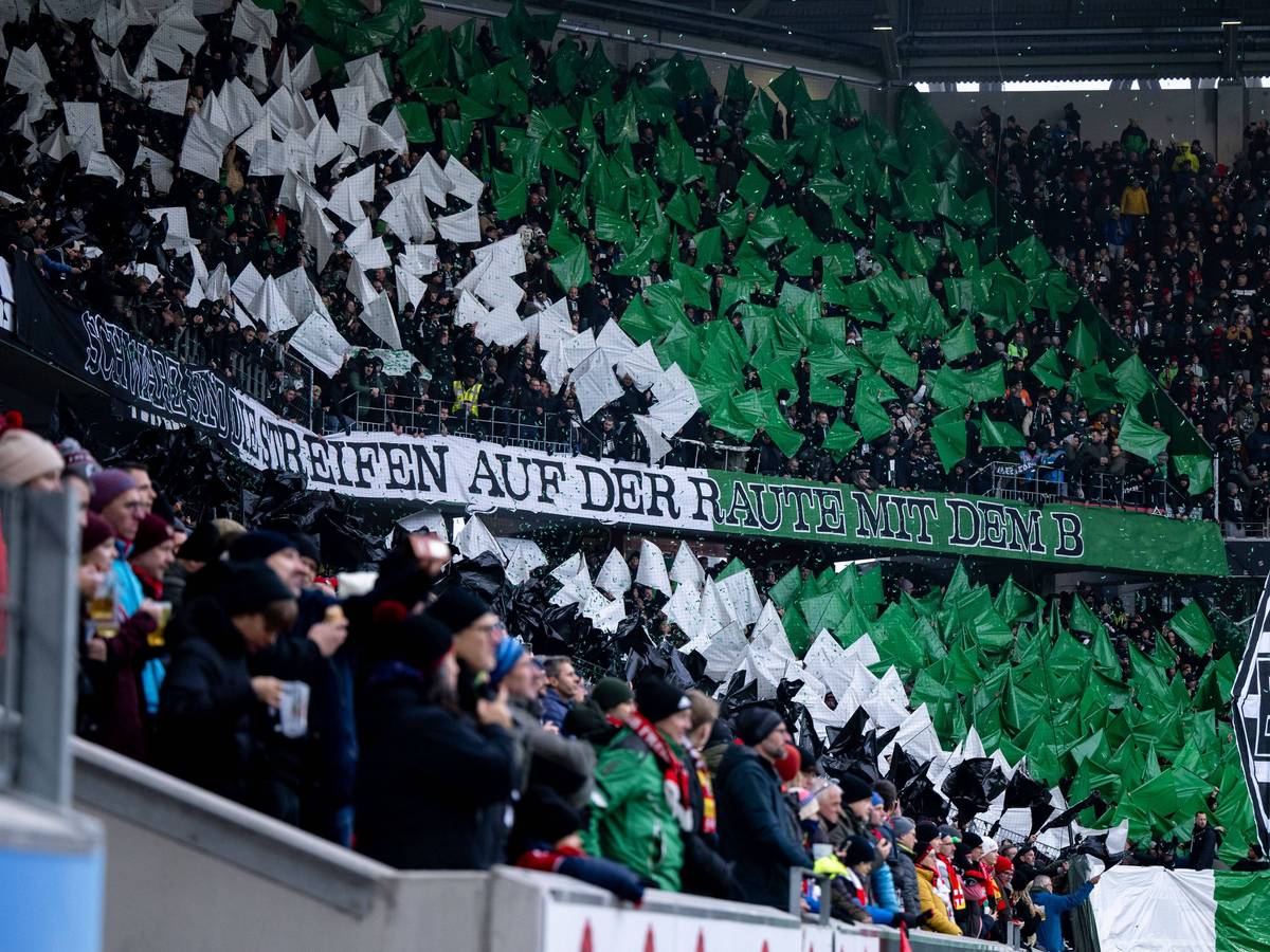 Fans von Borussia Mönchengladbach im Auswärtsblock.