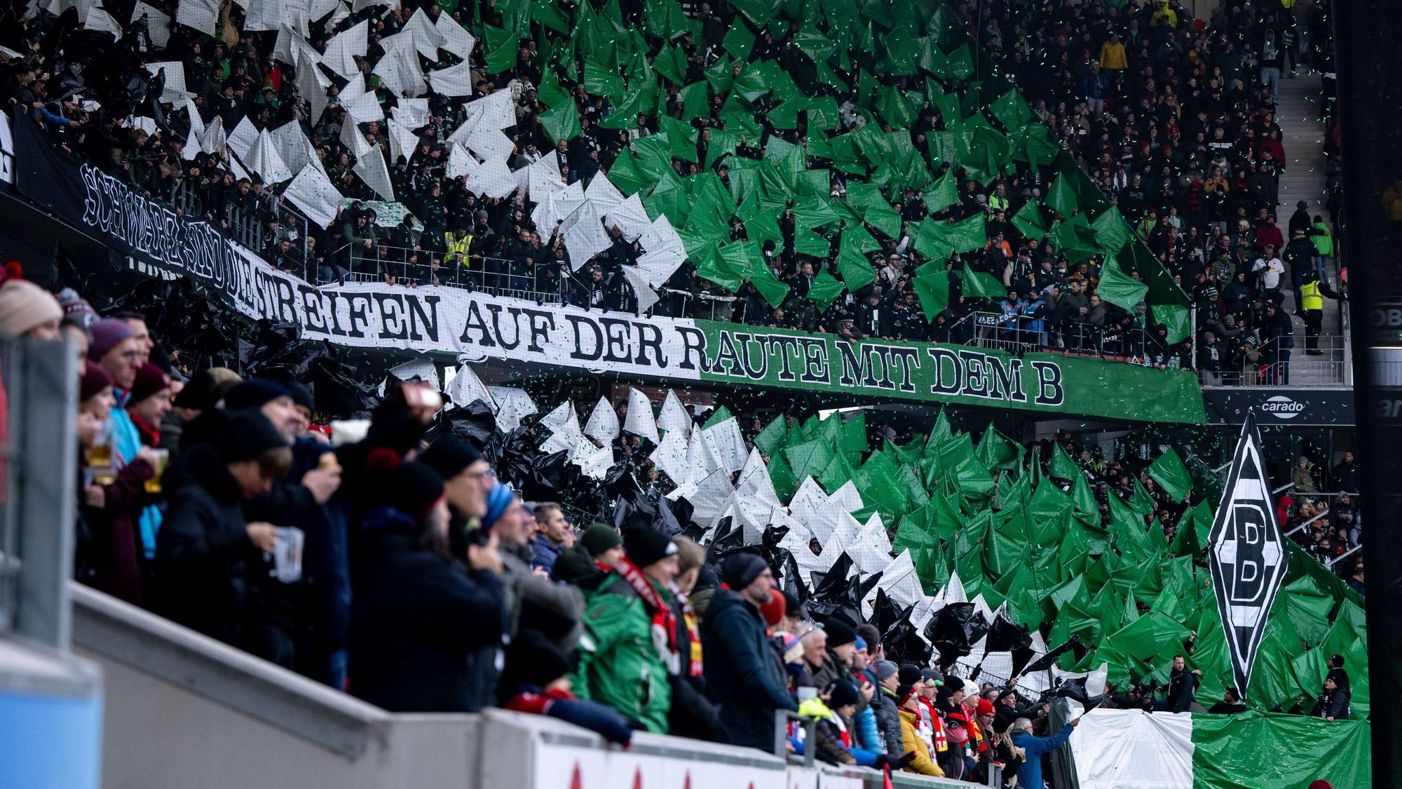 Fans von Borussia Mönchengladbach im Auswärtsblock.