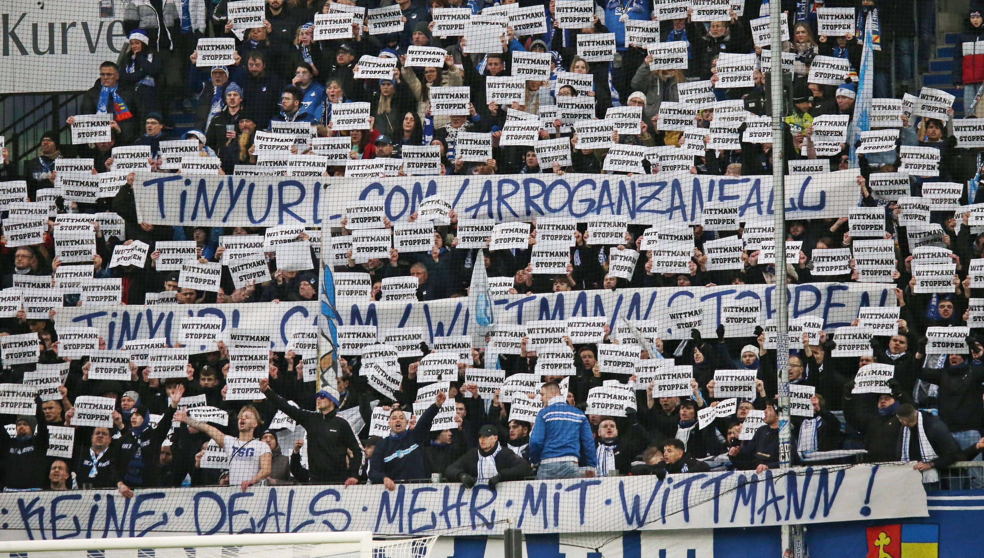 Mehrere Hoffenheim-Fans halten Protest-Schilder hoch.